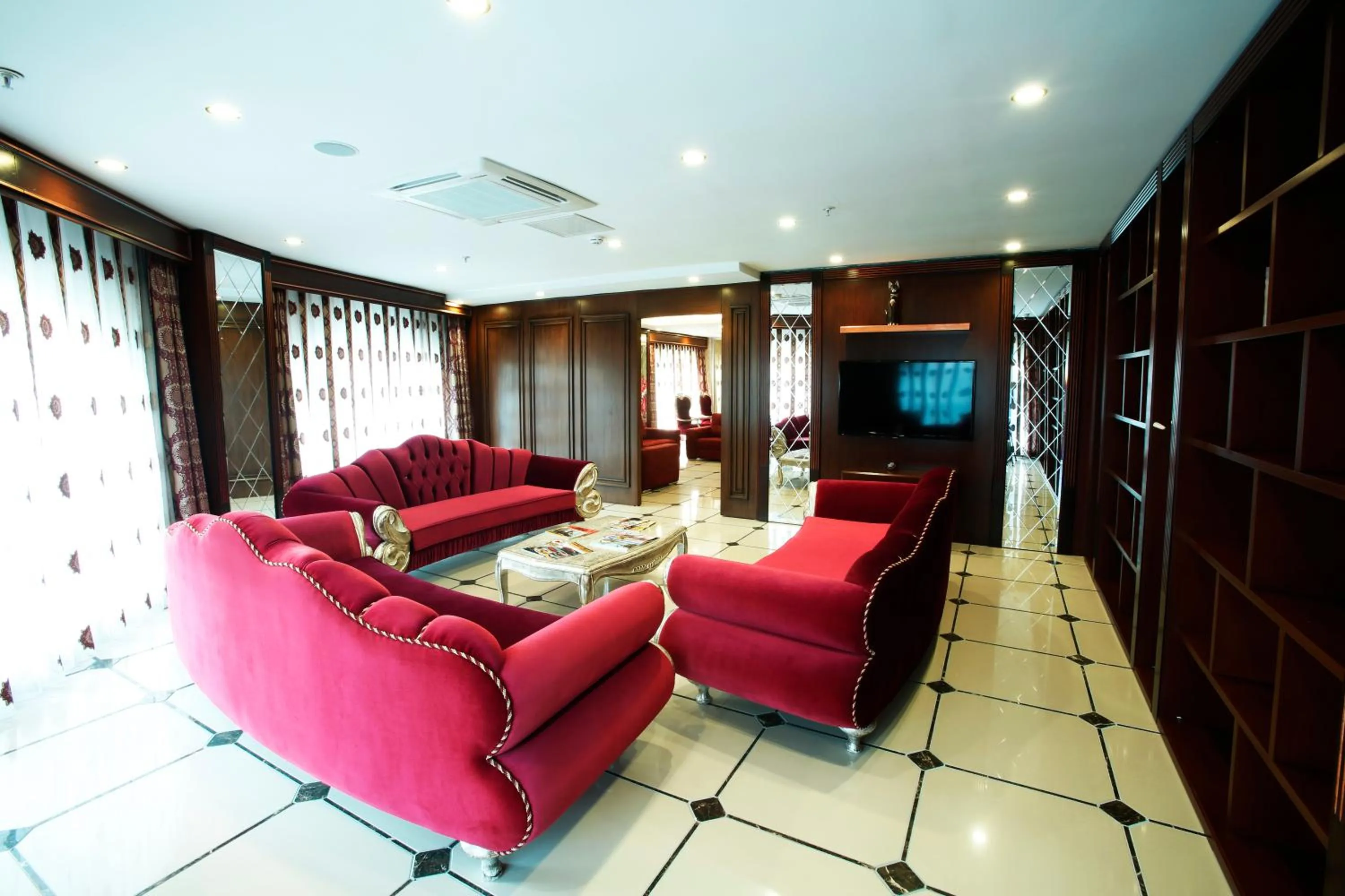 Communal lounge/ TV room in World Point Hotel Istanbul