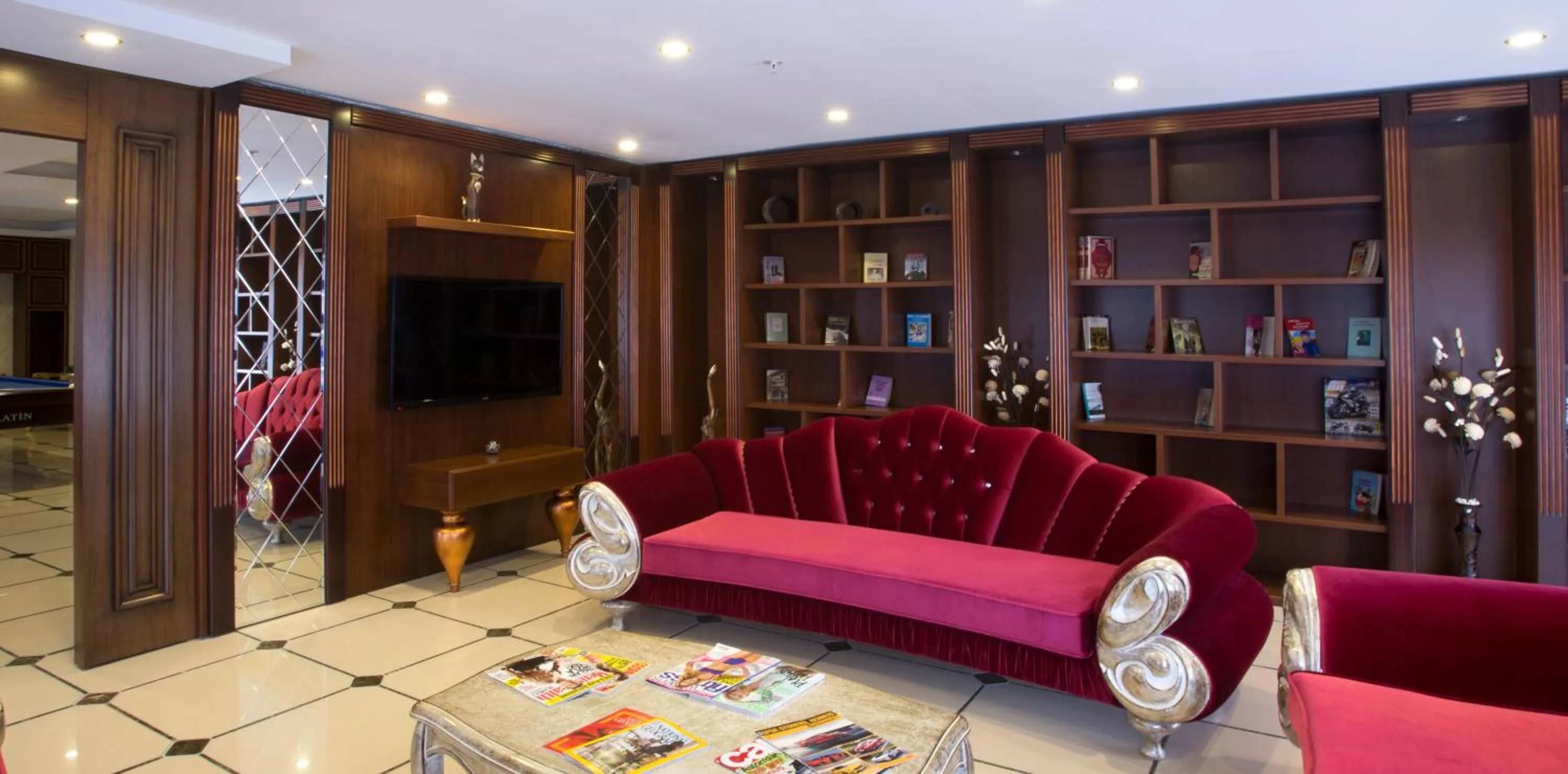 Communal lounge/ TV room in World Point Hotel Istanbul