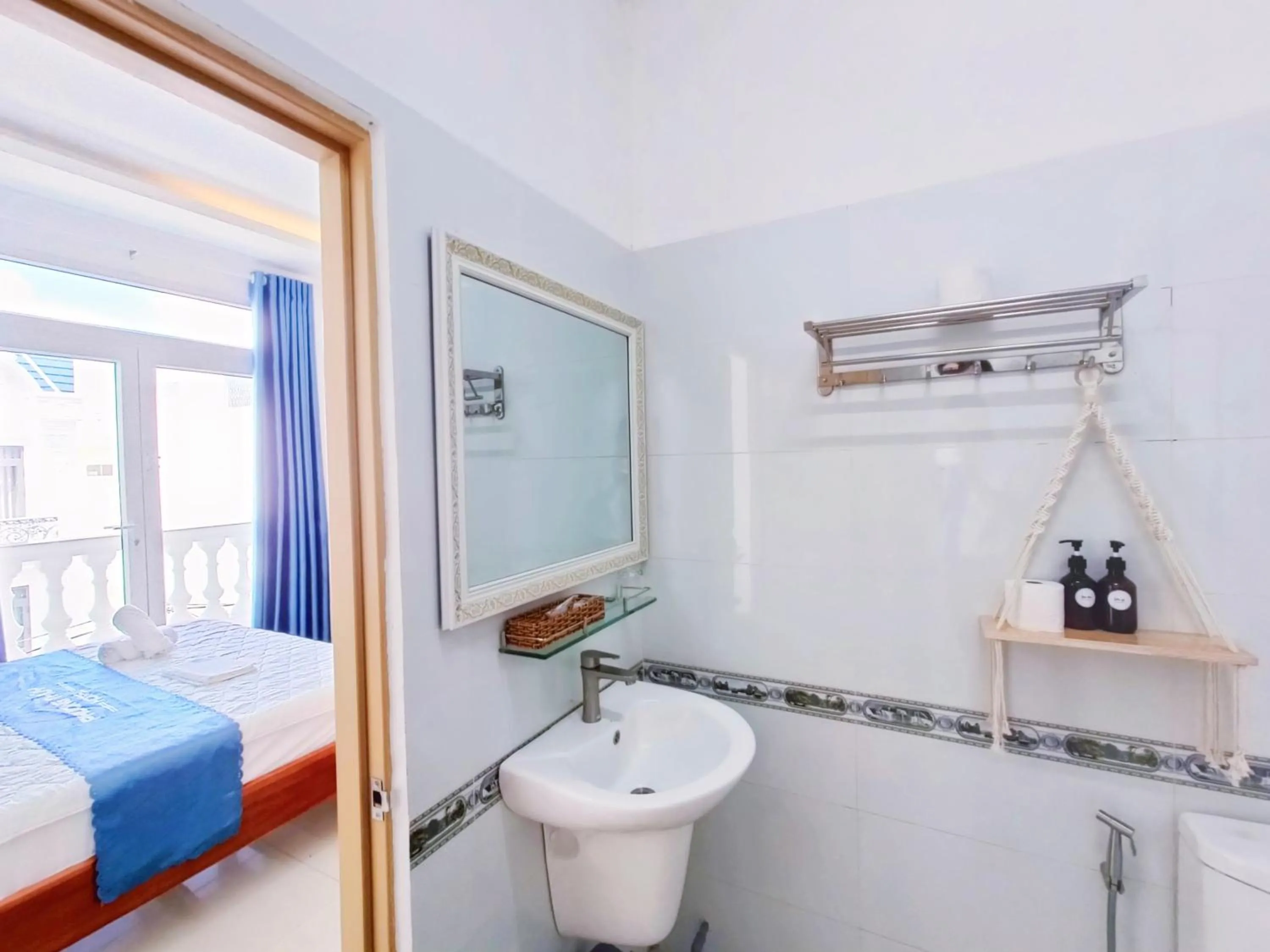 Shower, Bed in Phuong Thuy Hotel