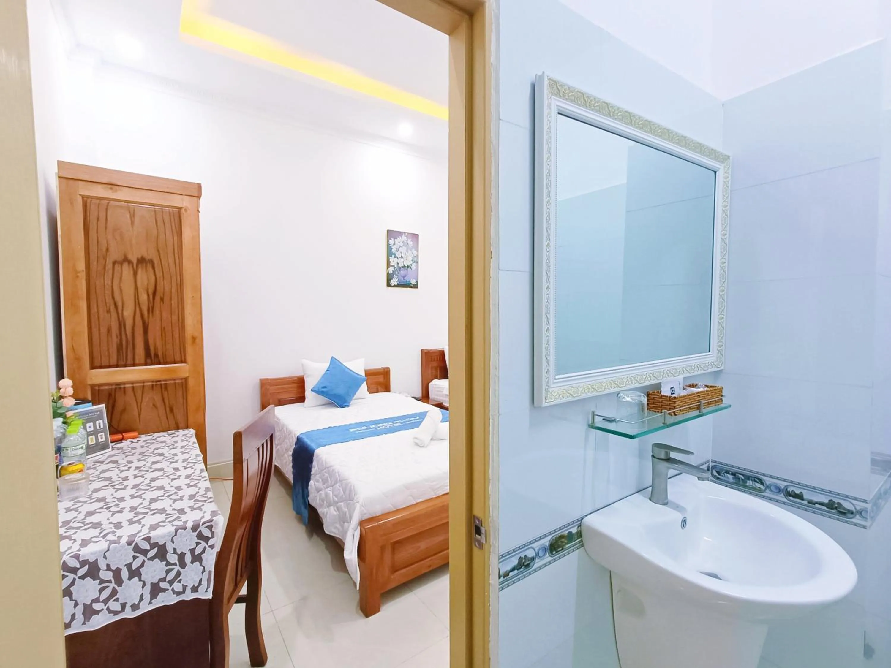 Shower, Bed in Phuong Thuy Hotel