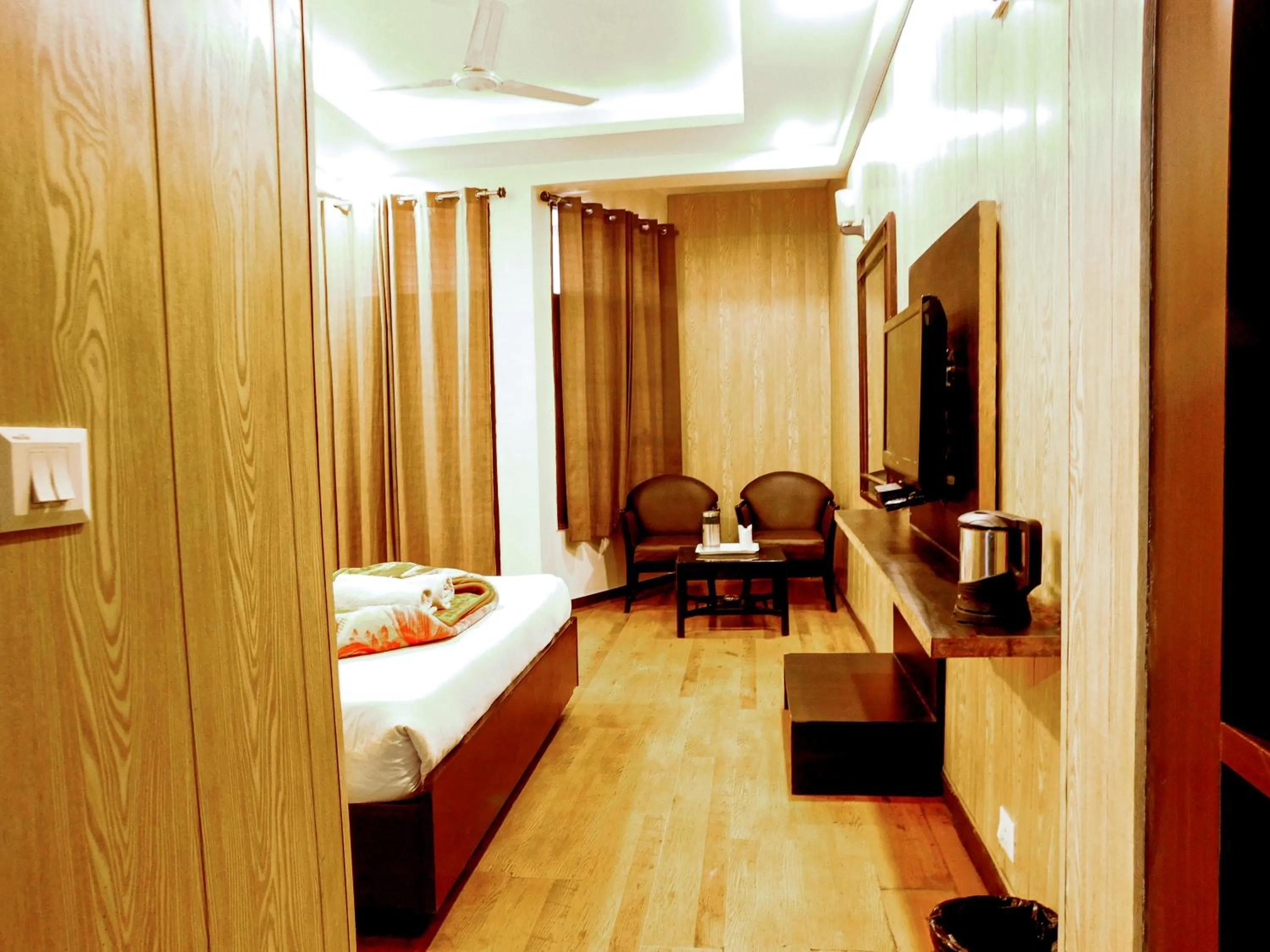 Seating area, Bed in Hotel Crystal Palace