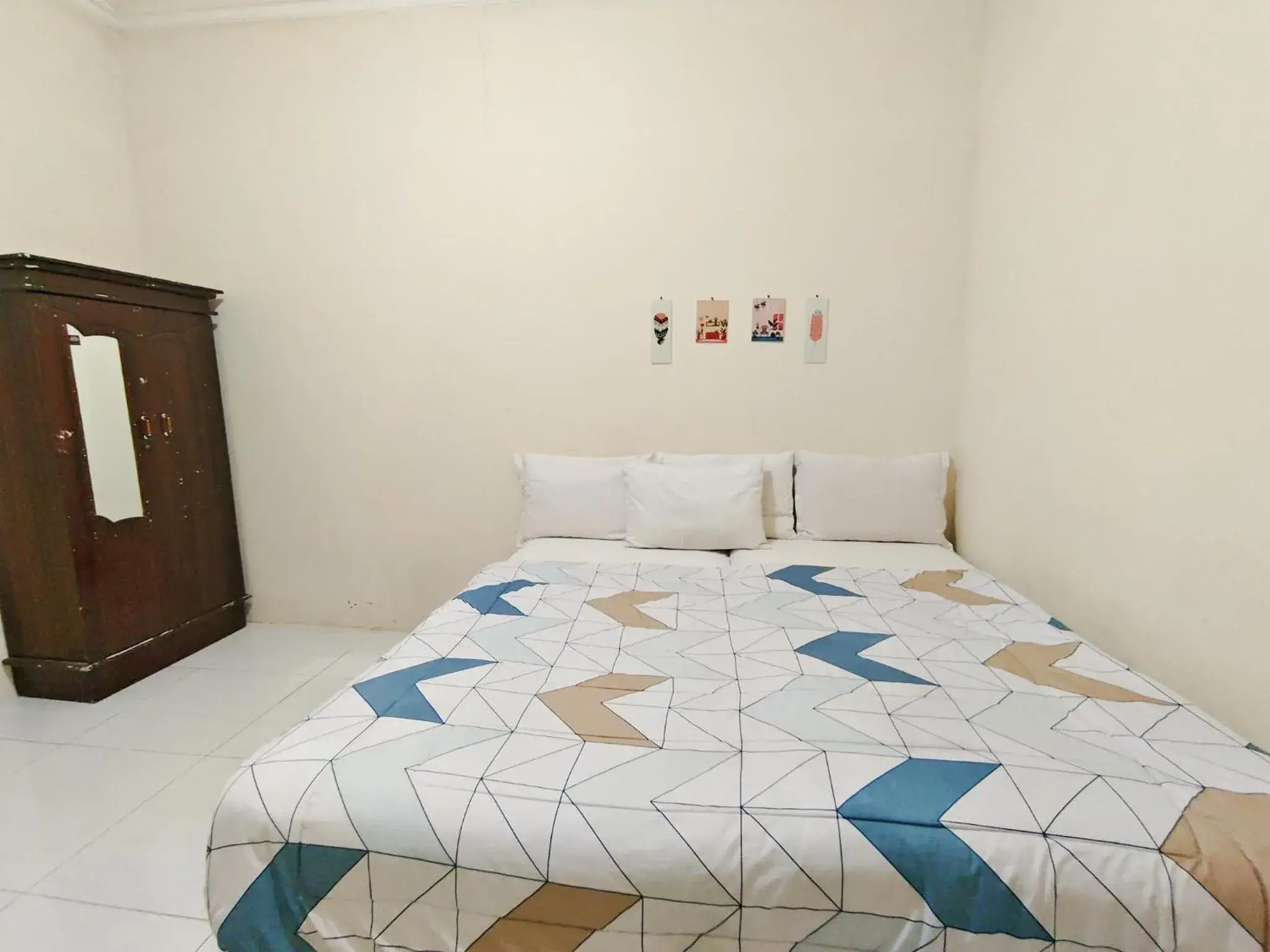 Basic Triple Room with Shared Bathroom in Homey Guesthouse near Sby Zoo Syariah Basic Triple Room with Shared Bathroom in Homey Guesthouse near Sby Zoo Syariah