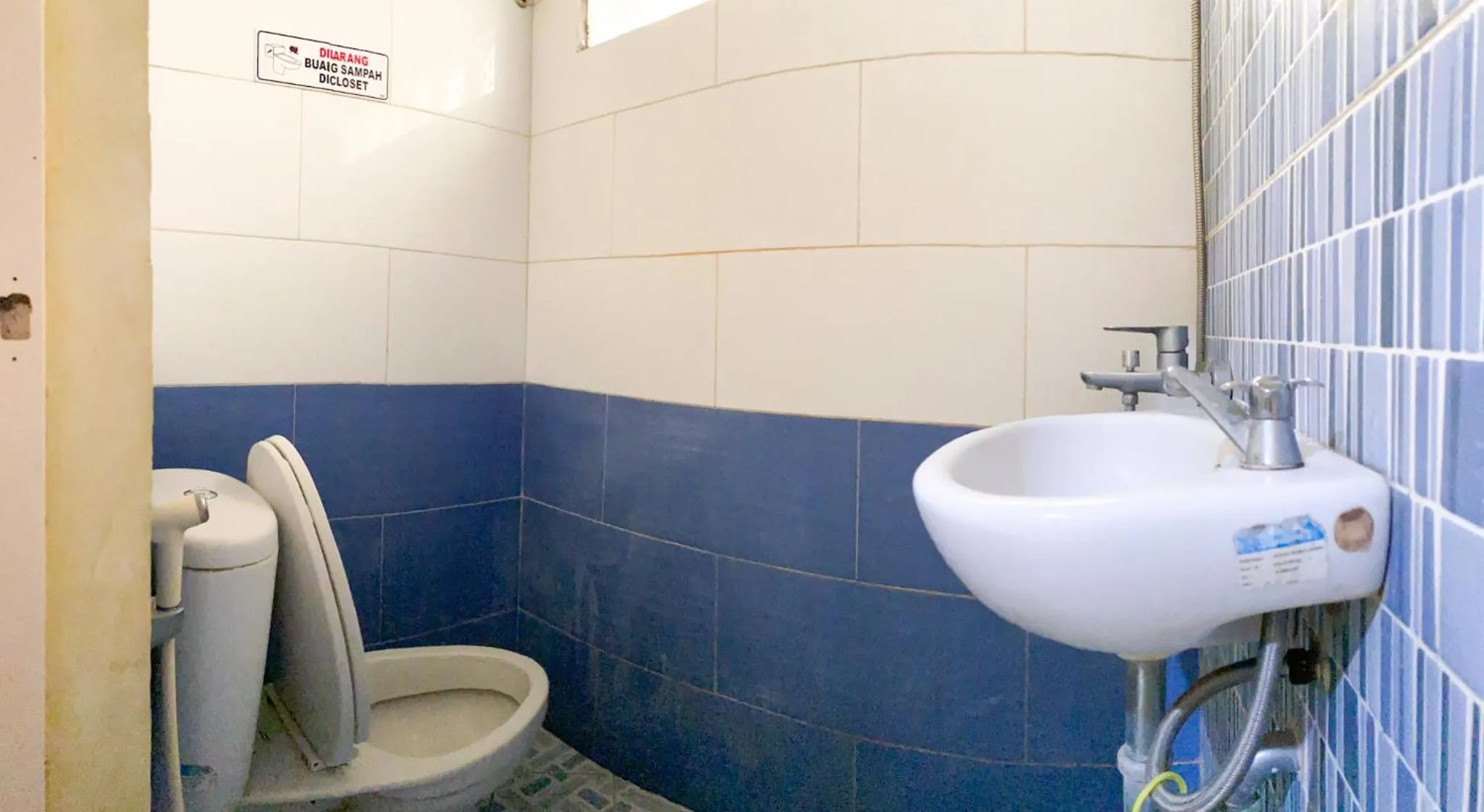 Bathroom in Homey Guesthouse near Sby Zoo Syariah