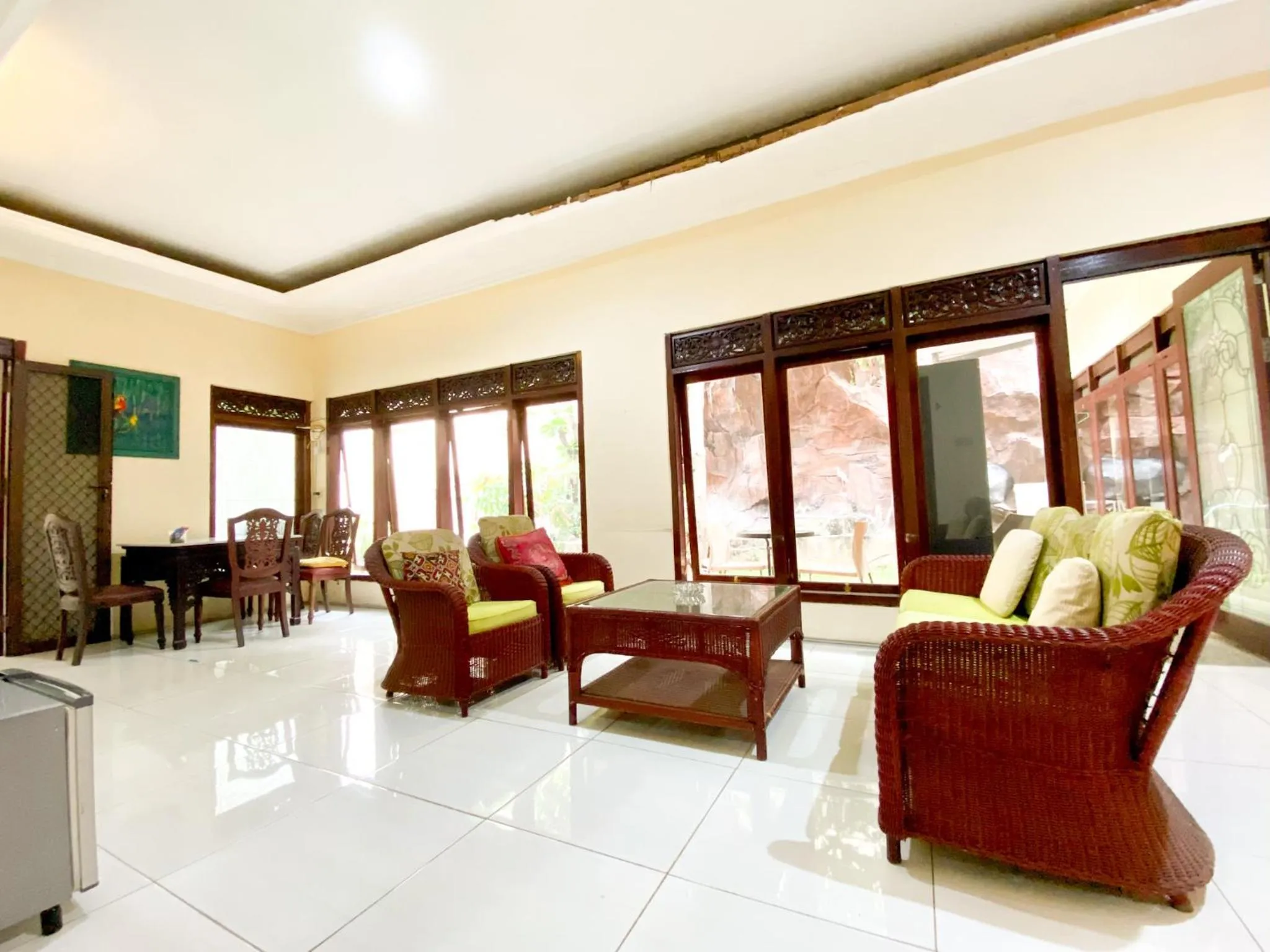 Lounge or bar in Homey Guesthouse near Sby Zoo Syariah