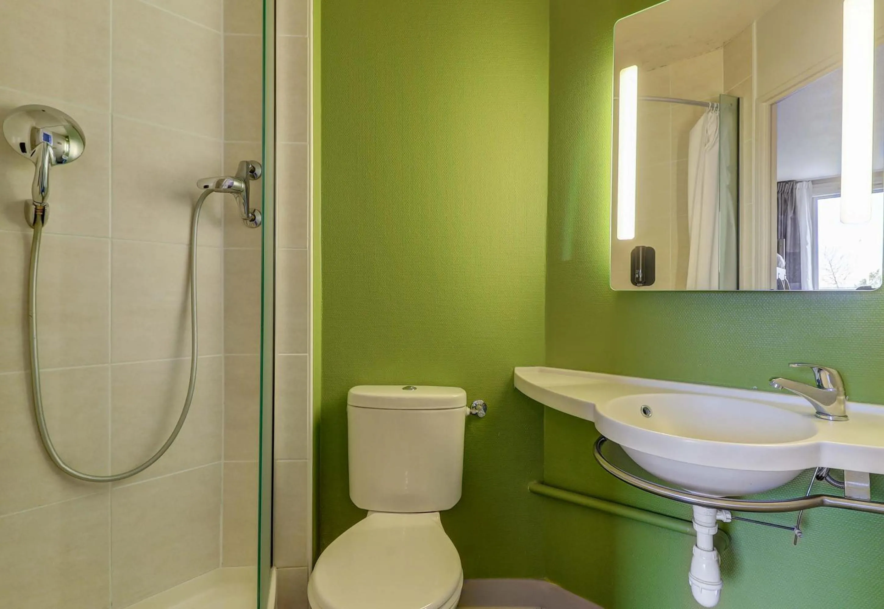 Bathroom in B&B HOTEL Paray-le-Monial