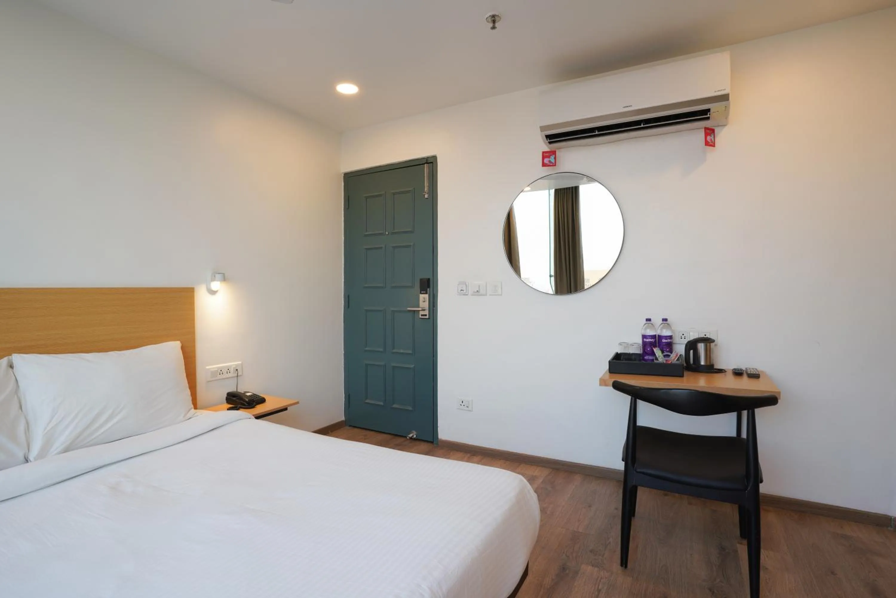 View (from property/room), Bed in Uptown Hotel