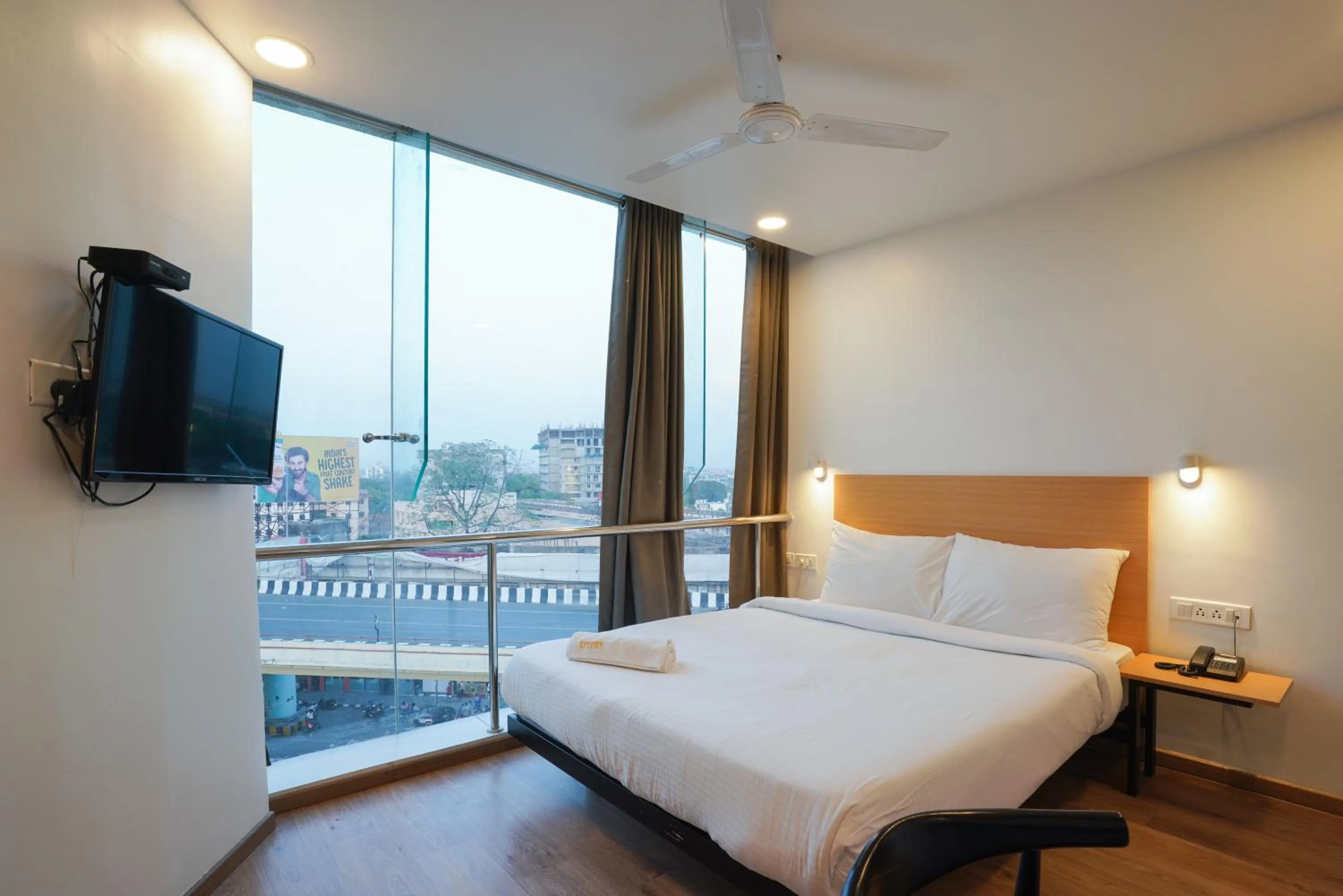 View (from property/room), Bed in Uptown Hotel