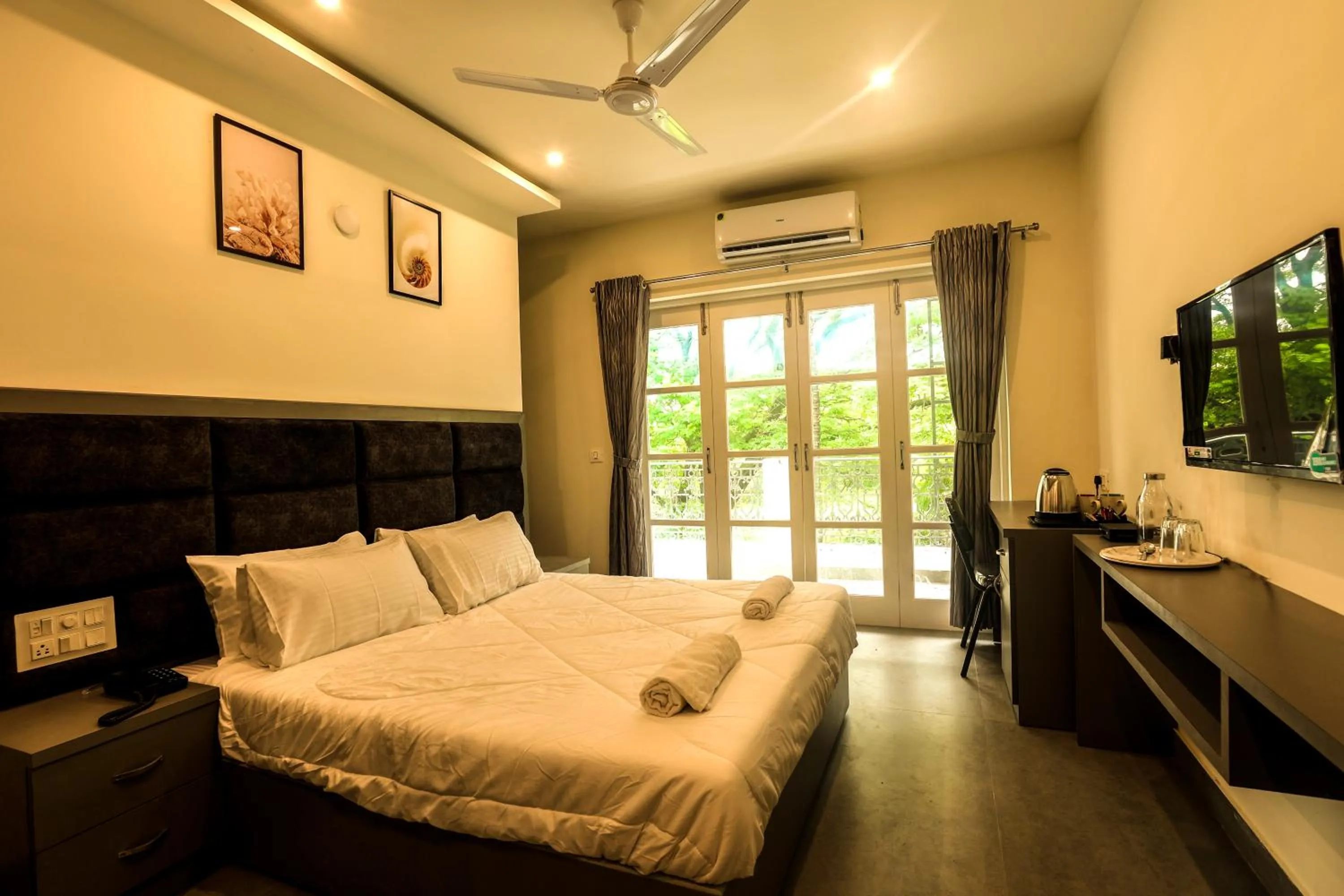 Photo of the whole room, Bed in Coastal Pearl Hotel Miramar Panaji