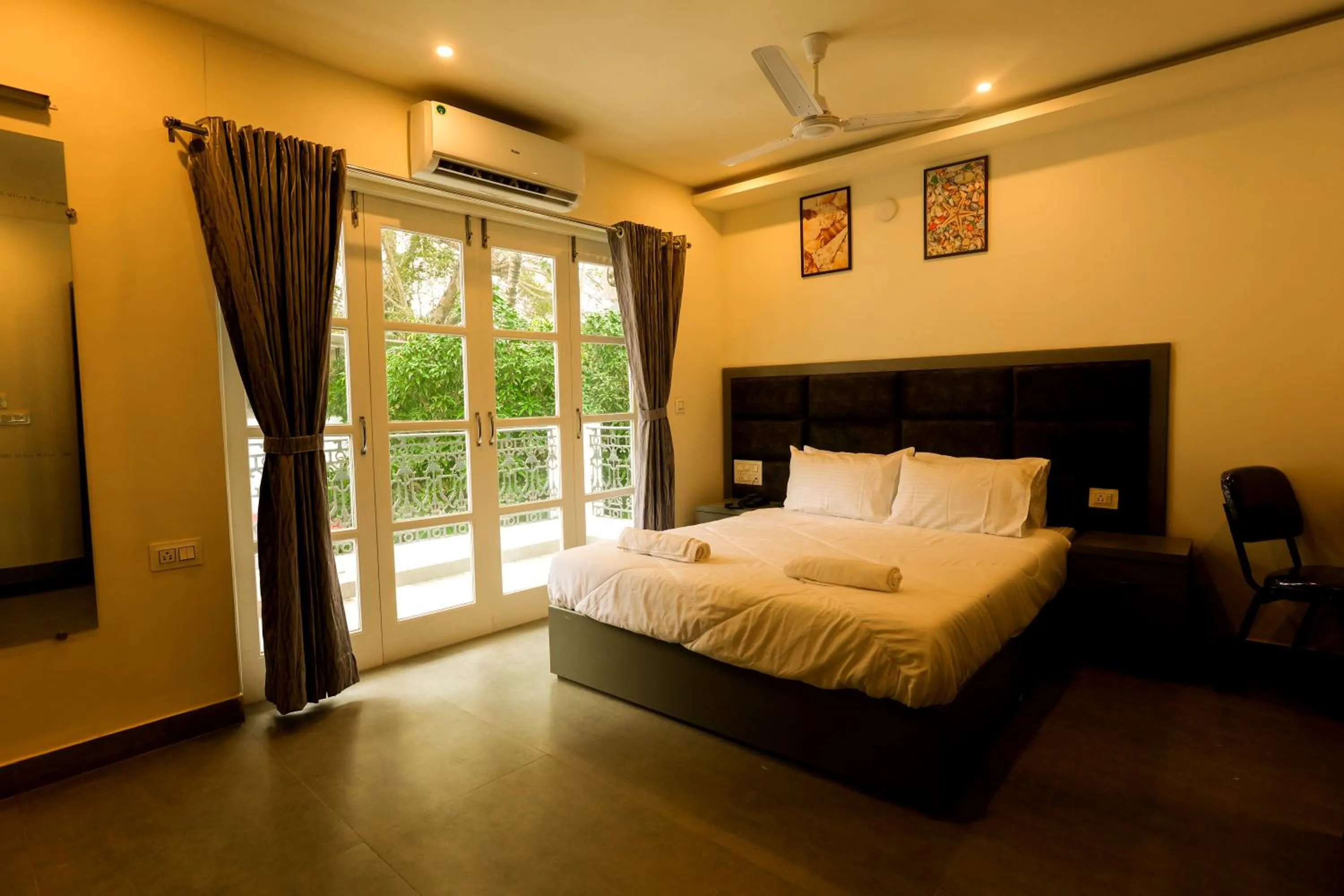 Photo of the whole room, Bed in Coastal Pearl Hotel Miramar Panaji