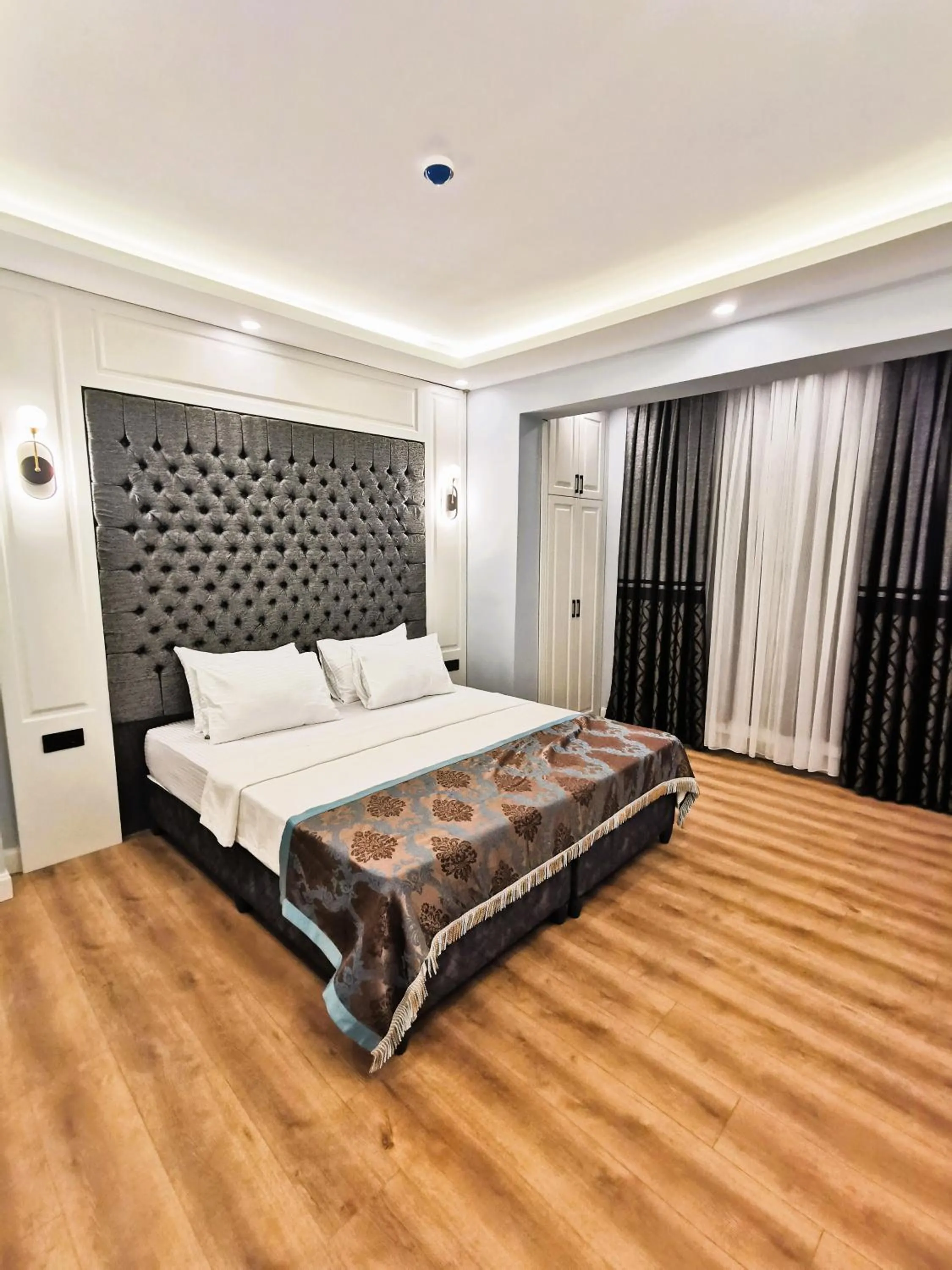 Bed in Luxx Garden Hotel