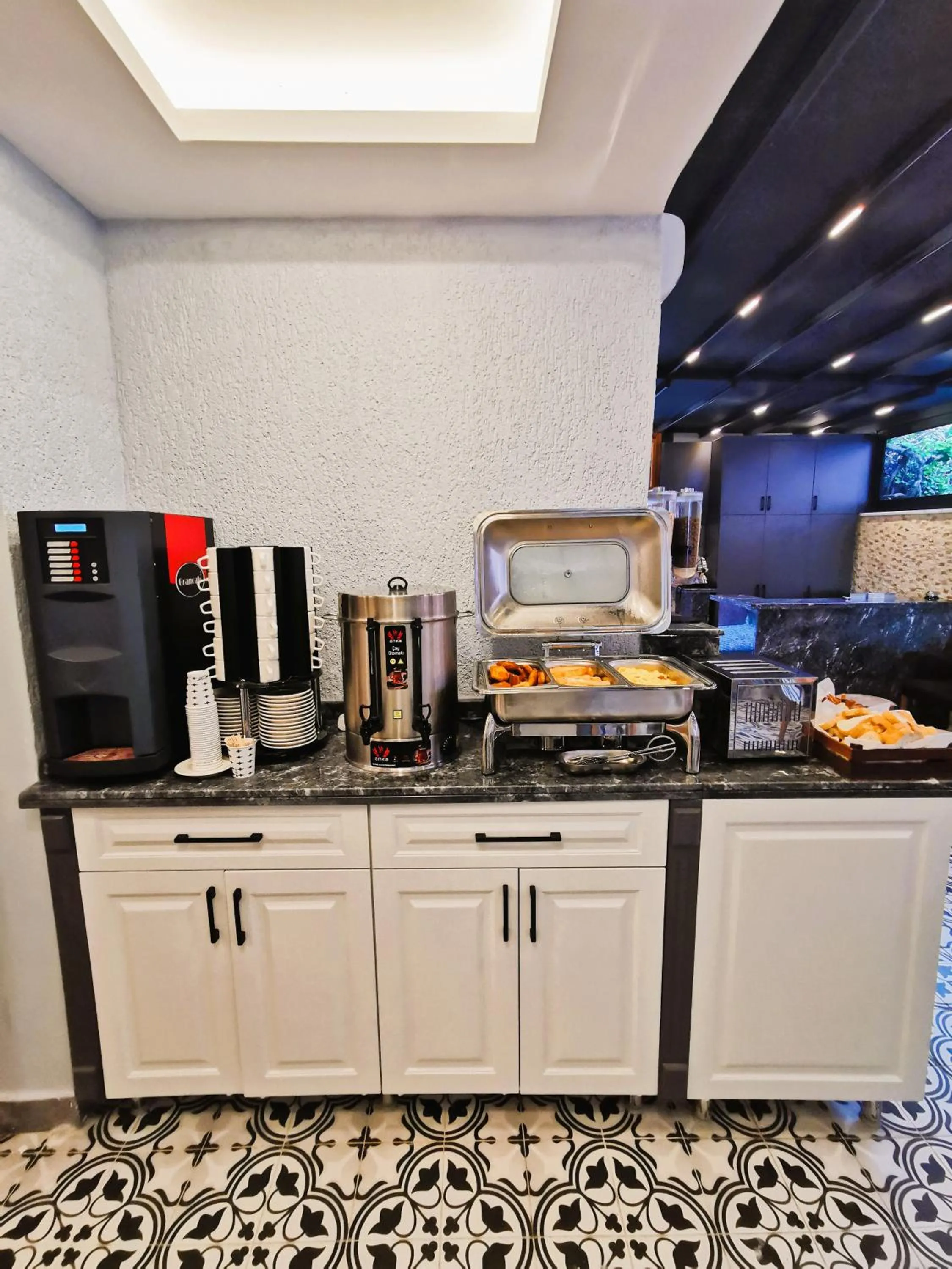 Coffee/tea facilities in Luxx Garden Hotel