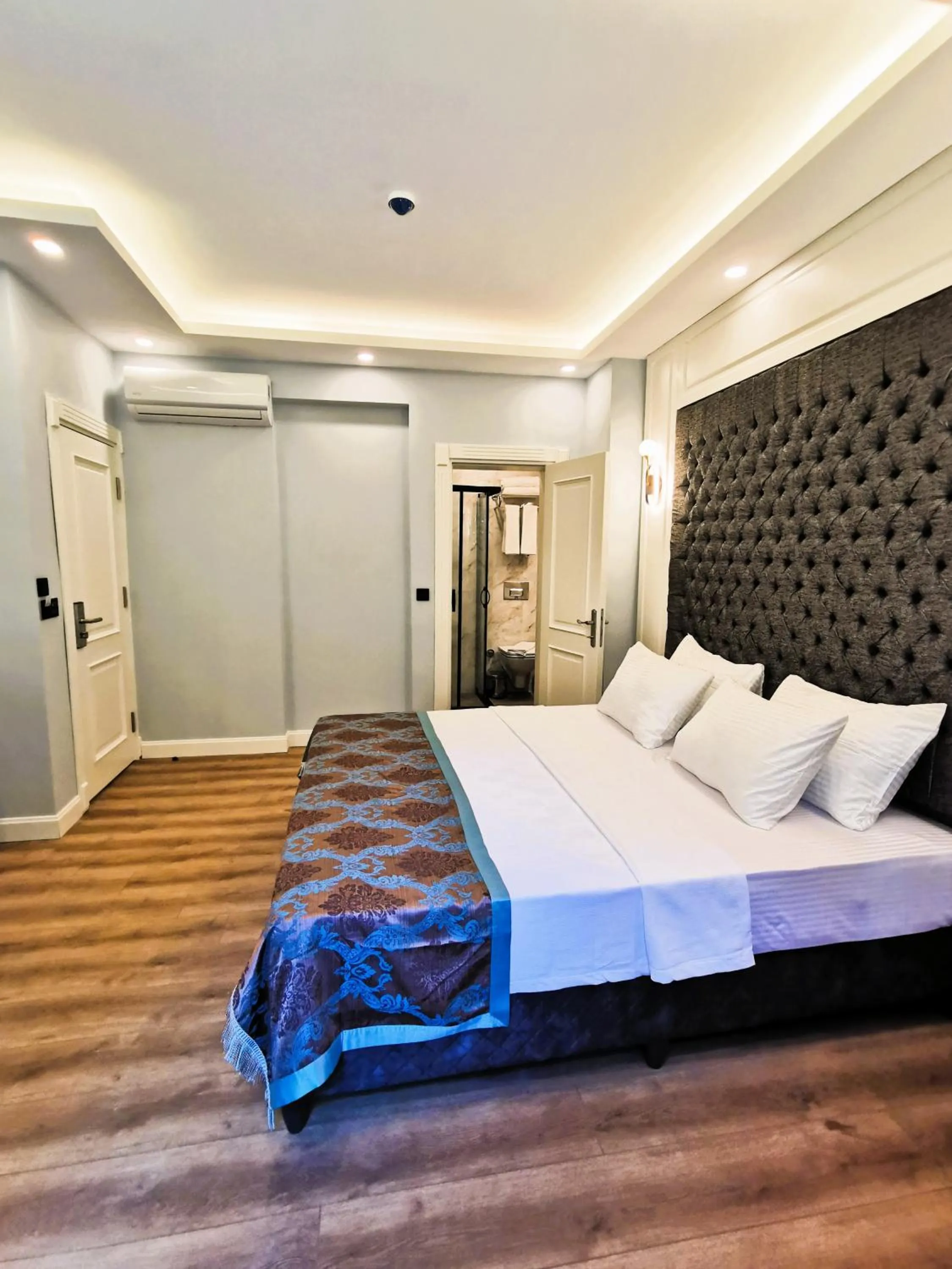 Bed in Luxx Garden Hotel