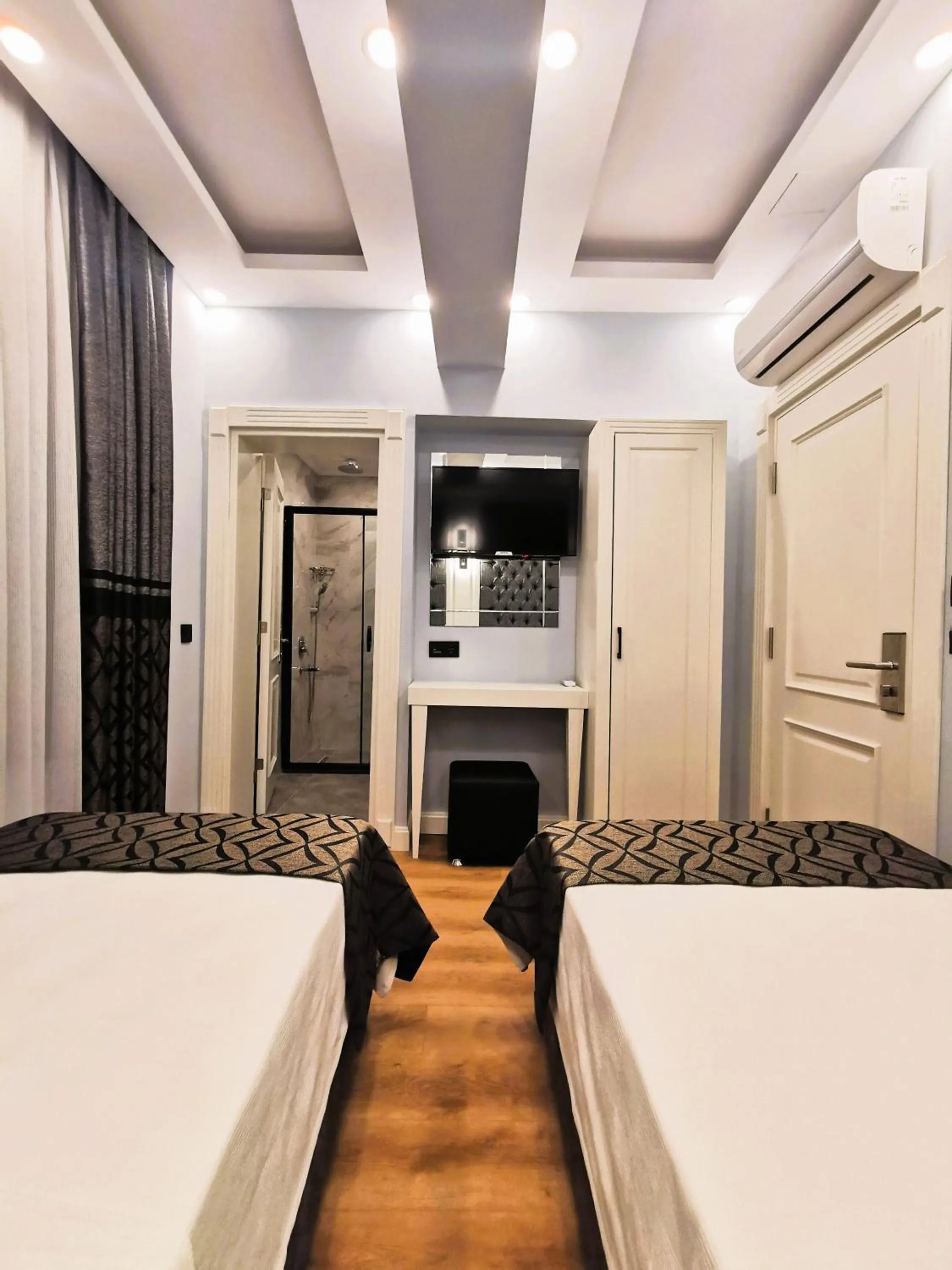 Bed in Luxx Garden Hotel