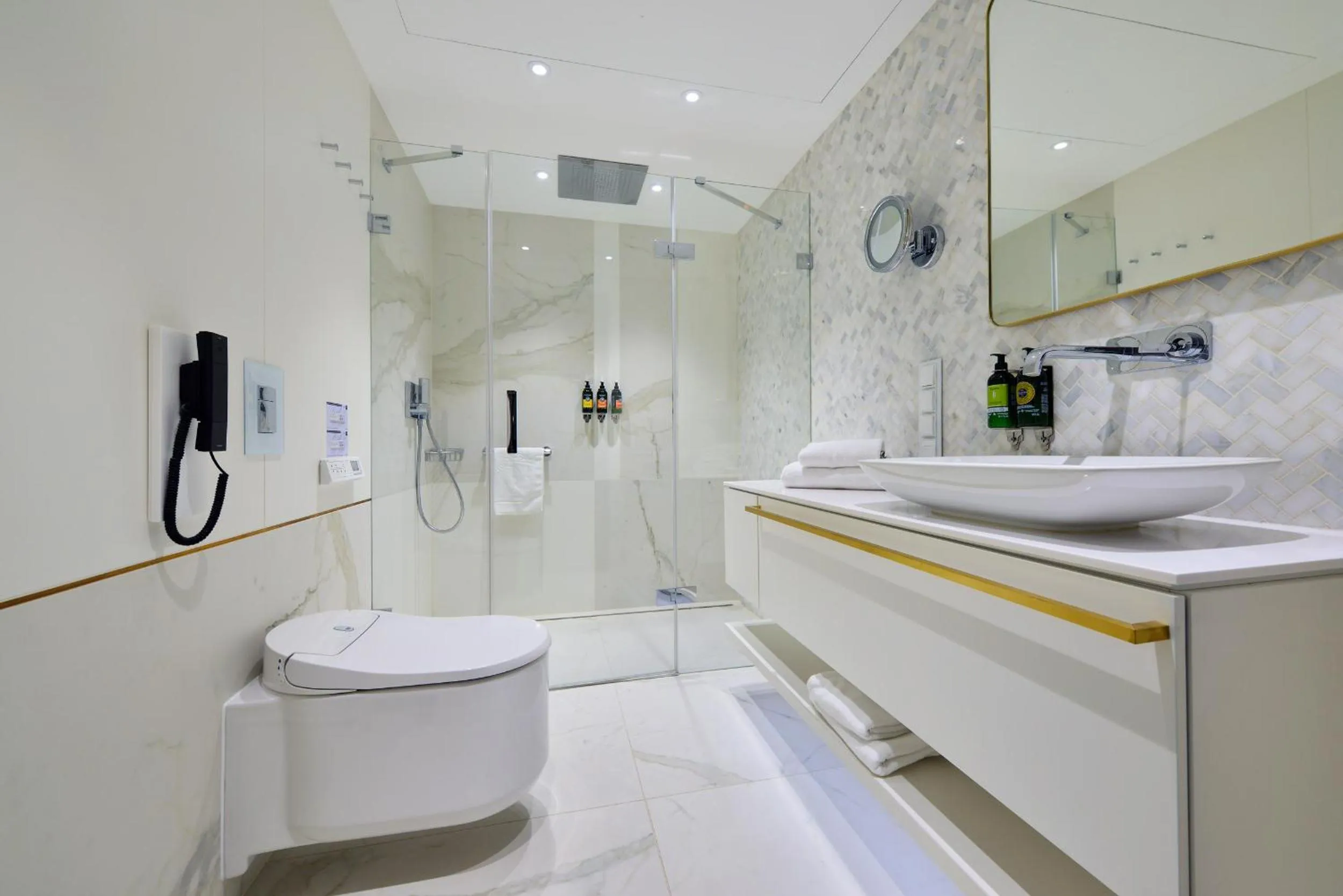 Shower in Hotel Ferreus Modern Art Deco