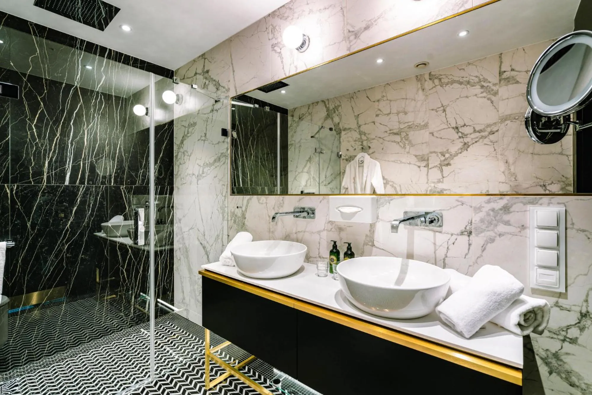 Shower in Hotel Ferreus Modern Art Deco