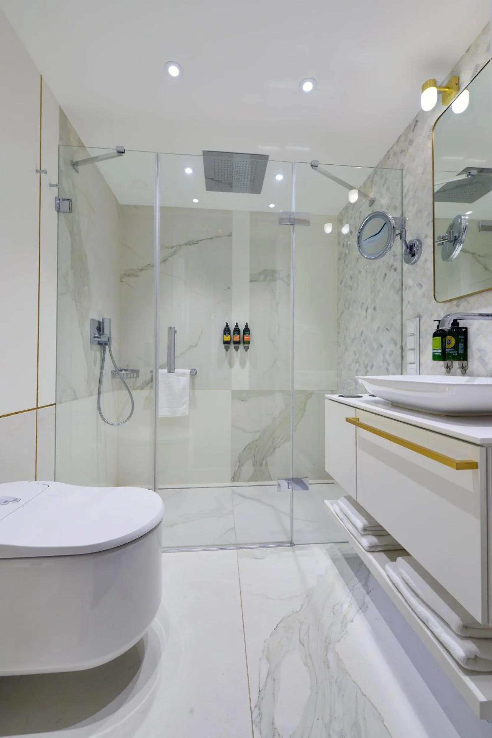 Shower in Hotel Ferreus Modern Art Deco