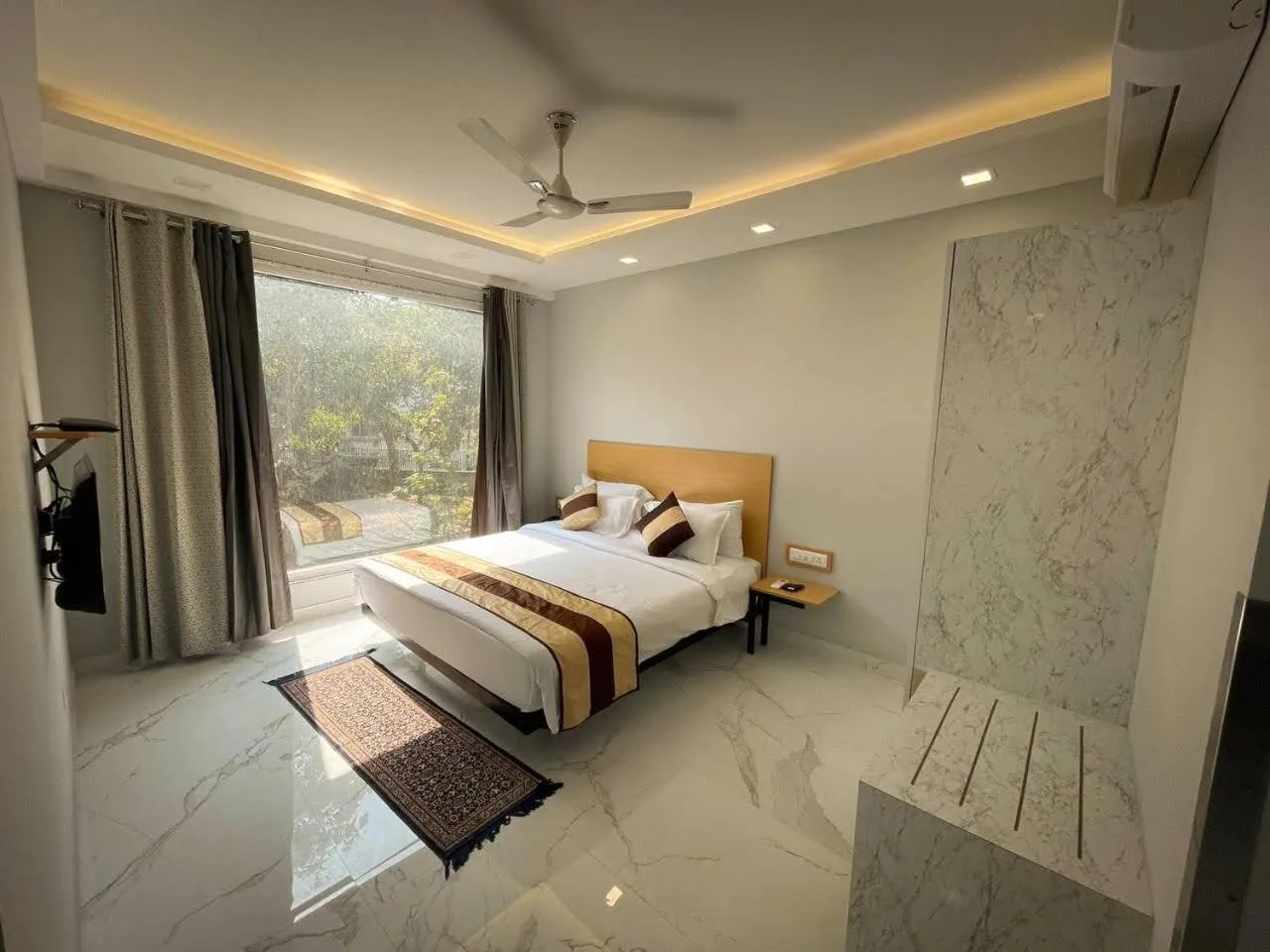 Photo of the whole room, Bed in The Empire Villa,Cyber City, Gurgaon