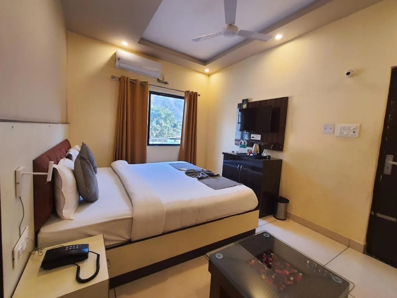 Bed in Tapovan New Residency - 5 minutes walk to Laxman jhula