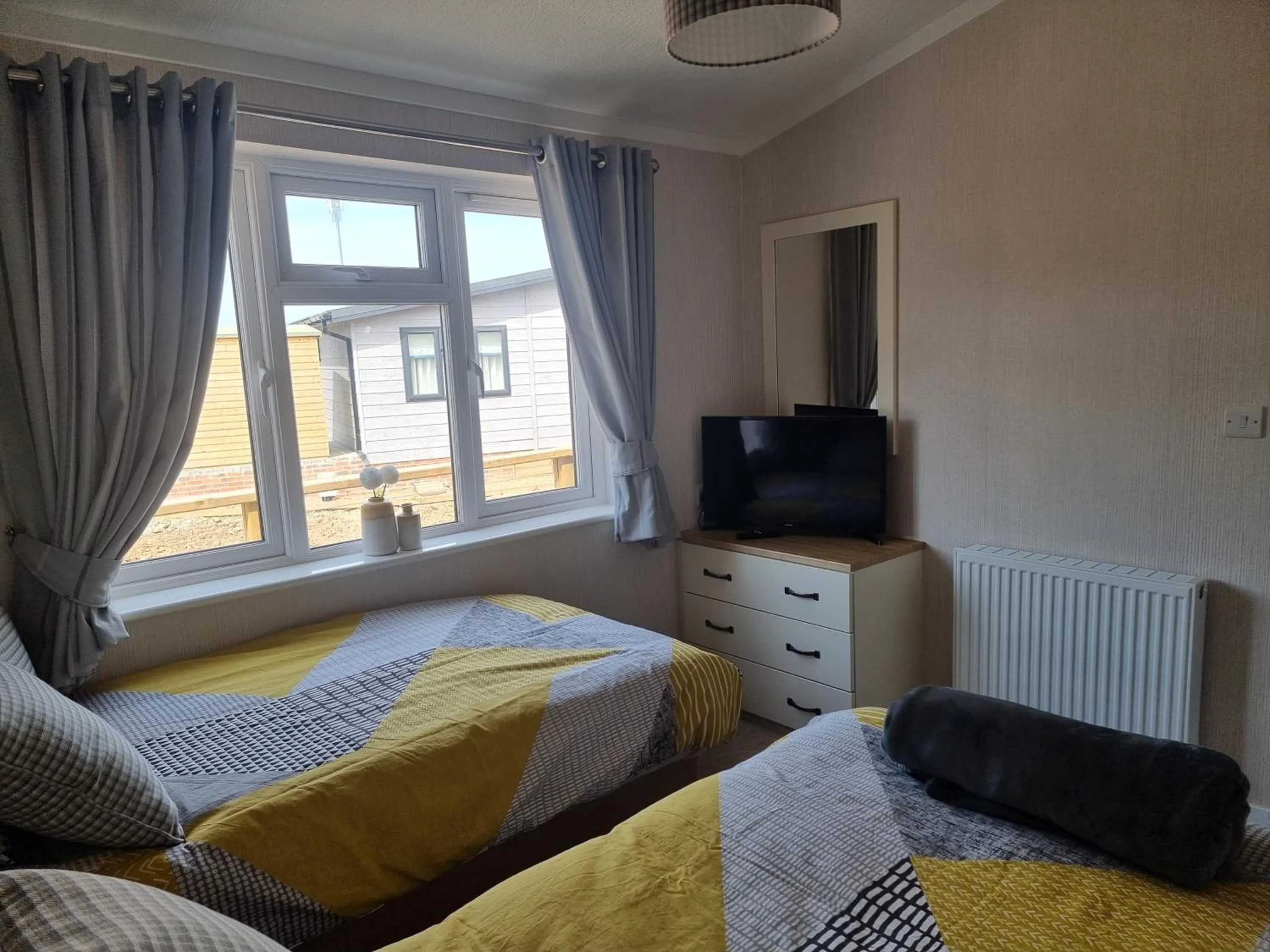 Photo of the whole room, Bed in Luxury 2-Bed Lodge in Routh HotTub & Pet Friendly