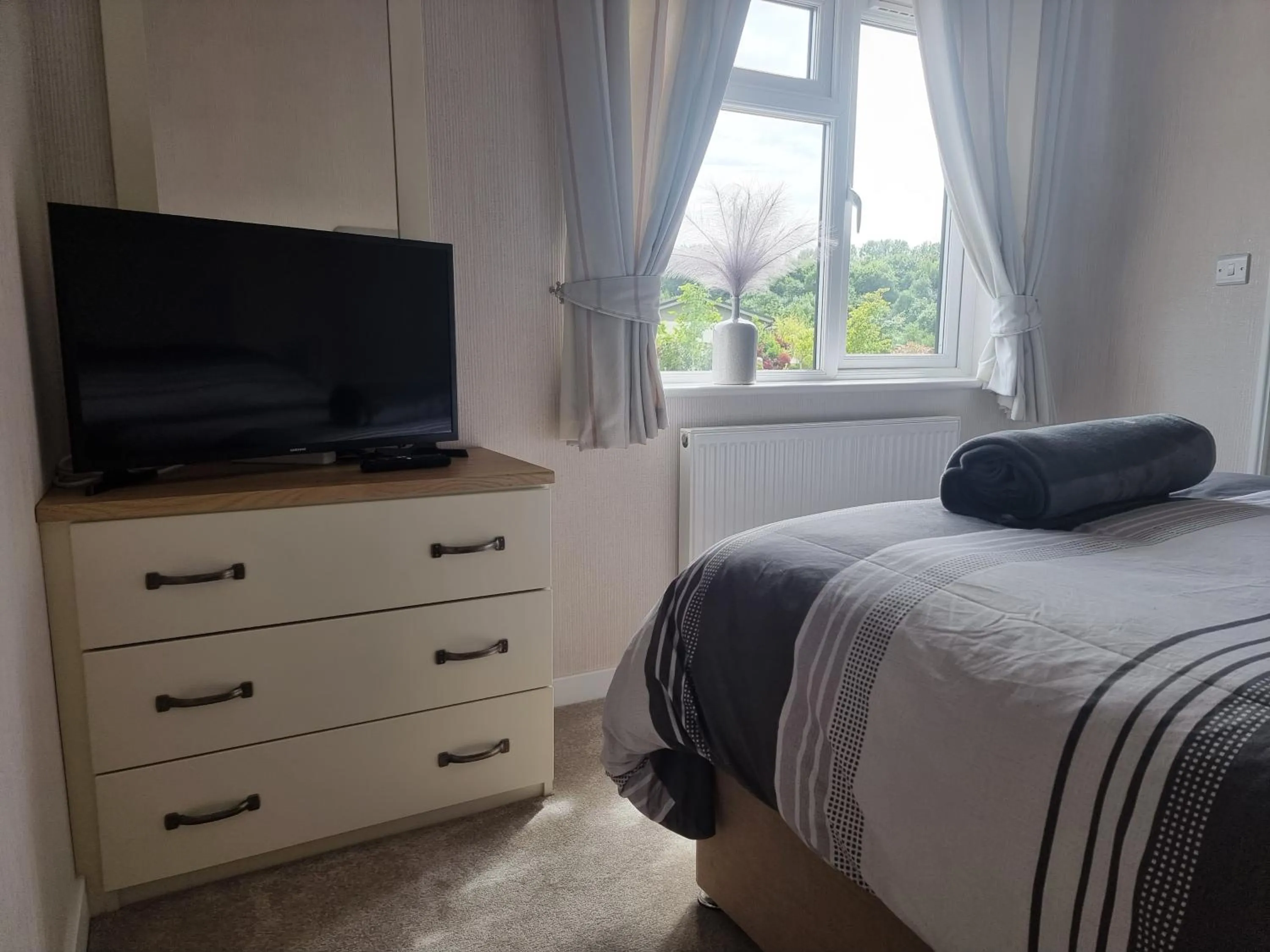 TV and multimedia, Bed in Luxury 2-Bed Lodge in Routh HotTub & Pet Friendly