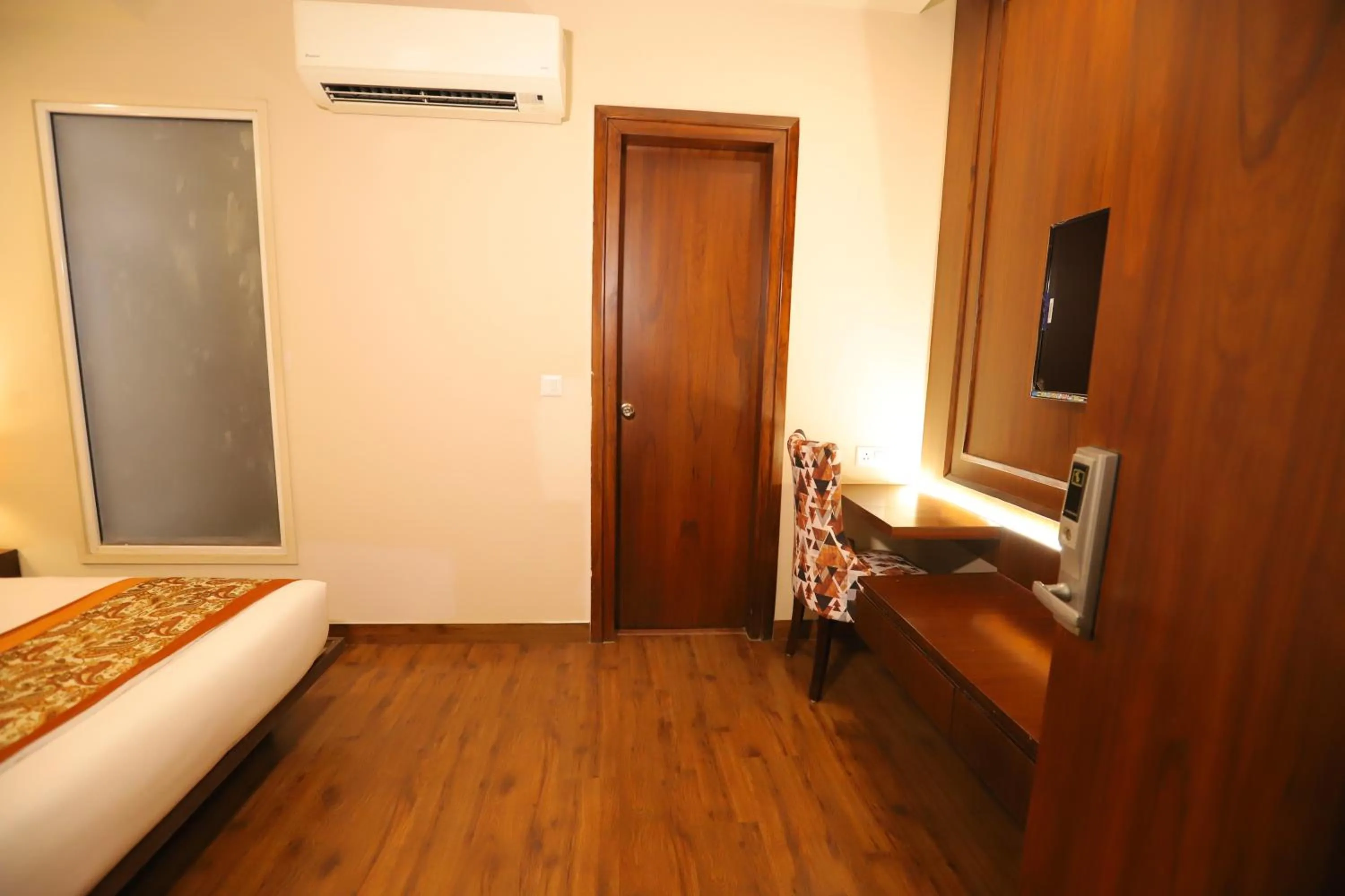 Living room, Bed in IP Royal Hotel - New Delhi