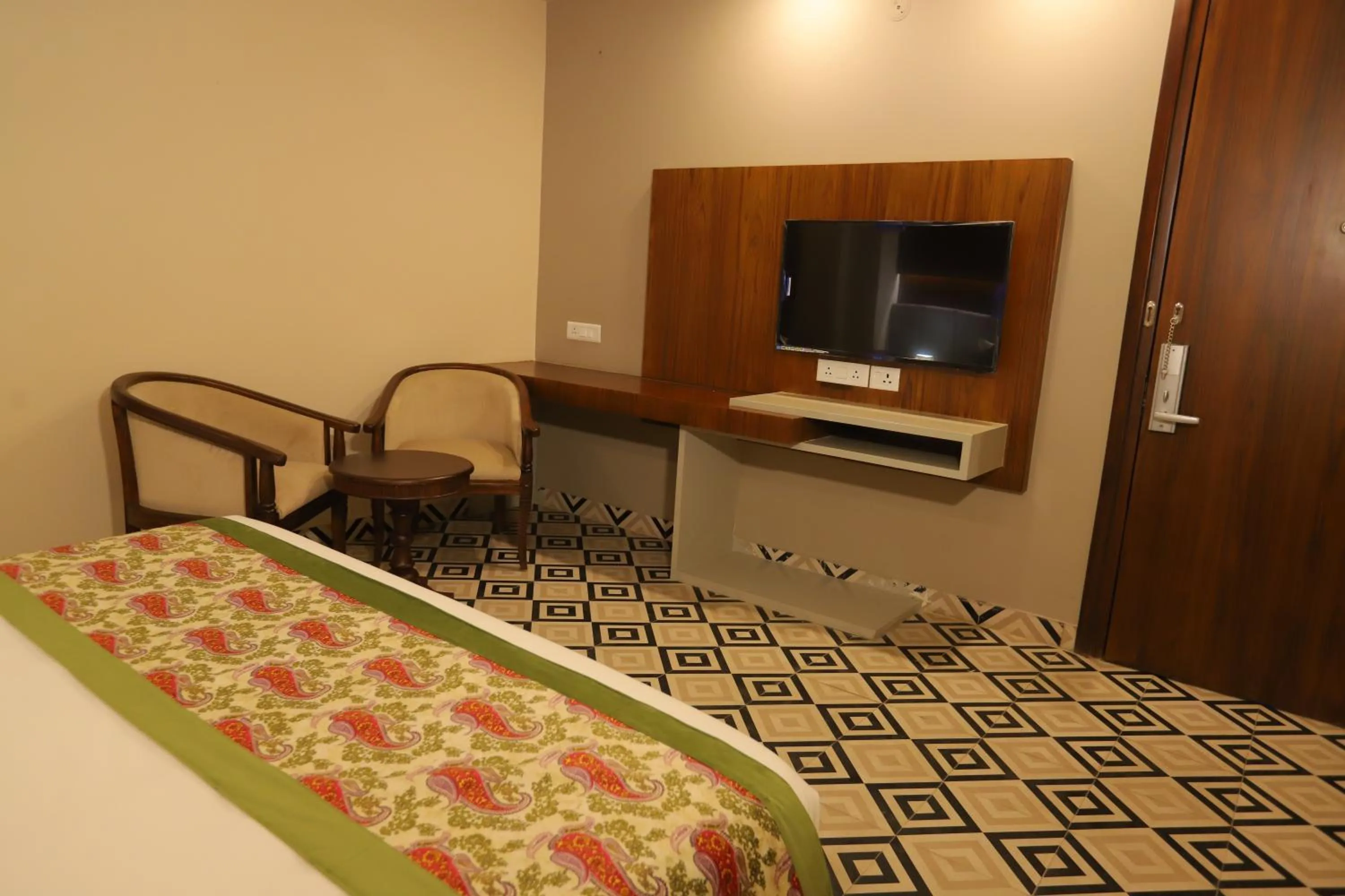 Communal lounge/ TV room, Bed in IP Royal Hotel - New Delhi