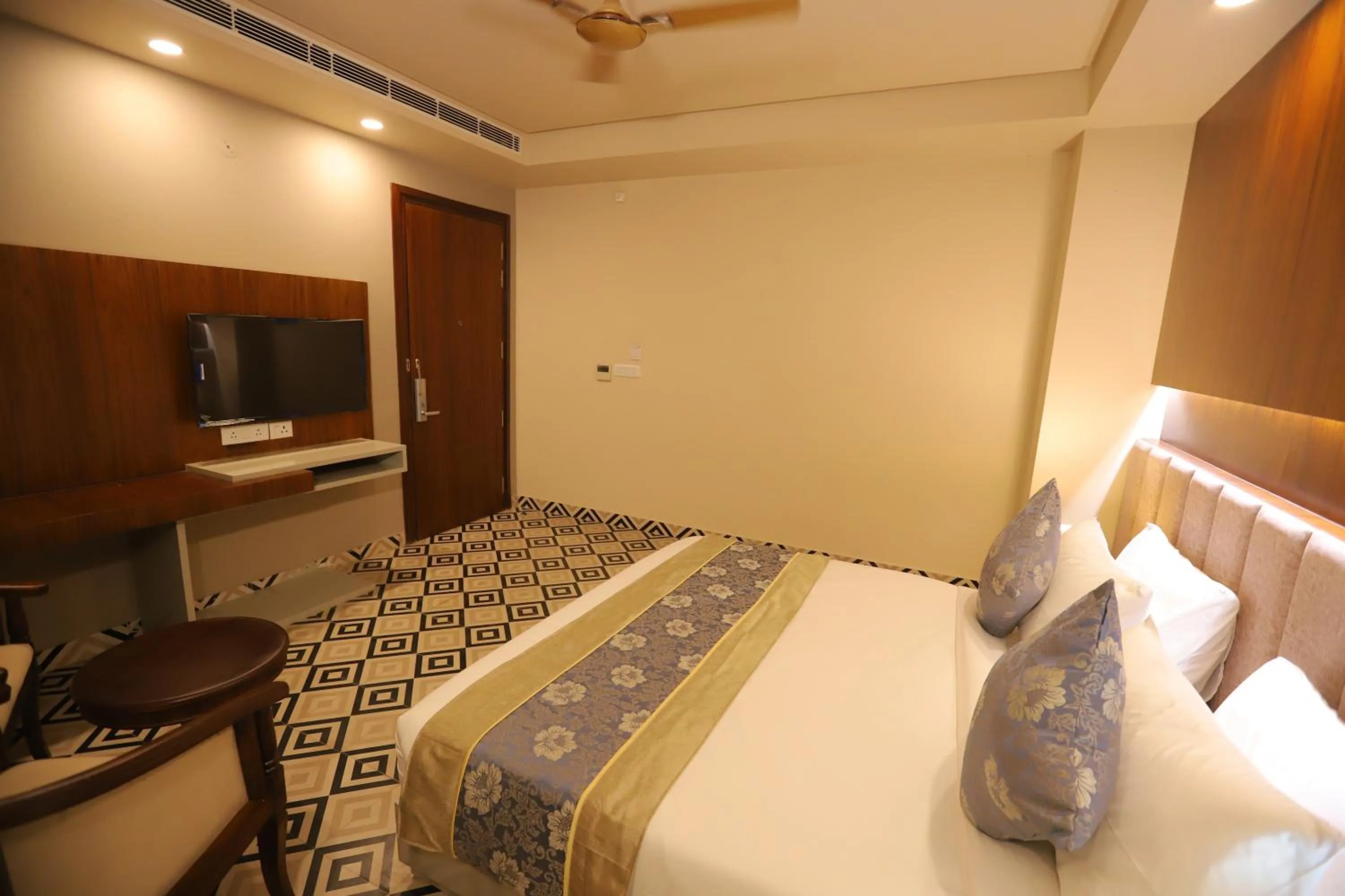 Communal lounge/ TV room, Bed in IP Royal Hotel - New Delhi