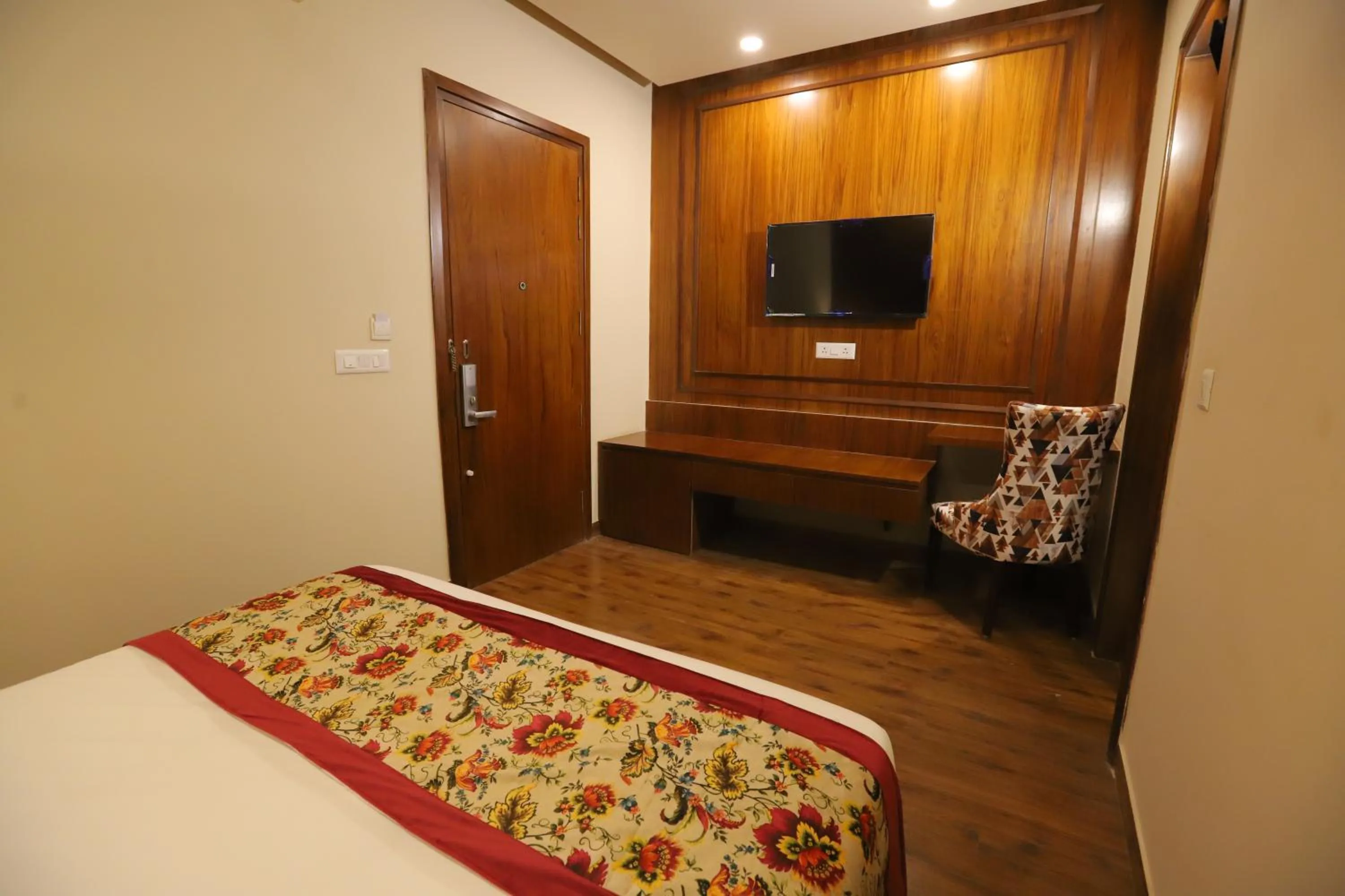 Communal lounge/ TV room, Bed in IP Royal Hotel - New Delhi