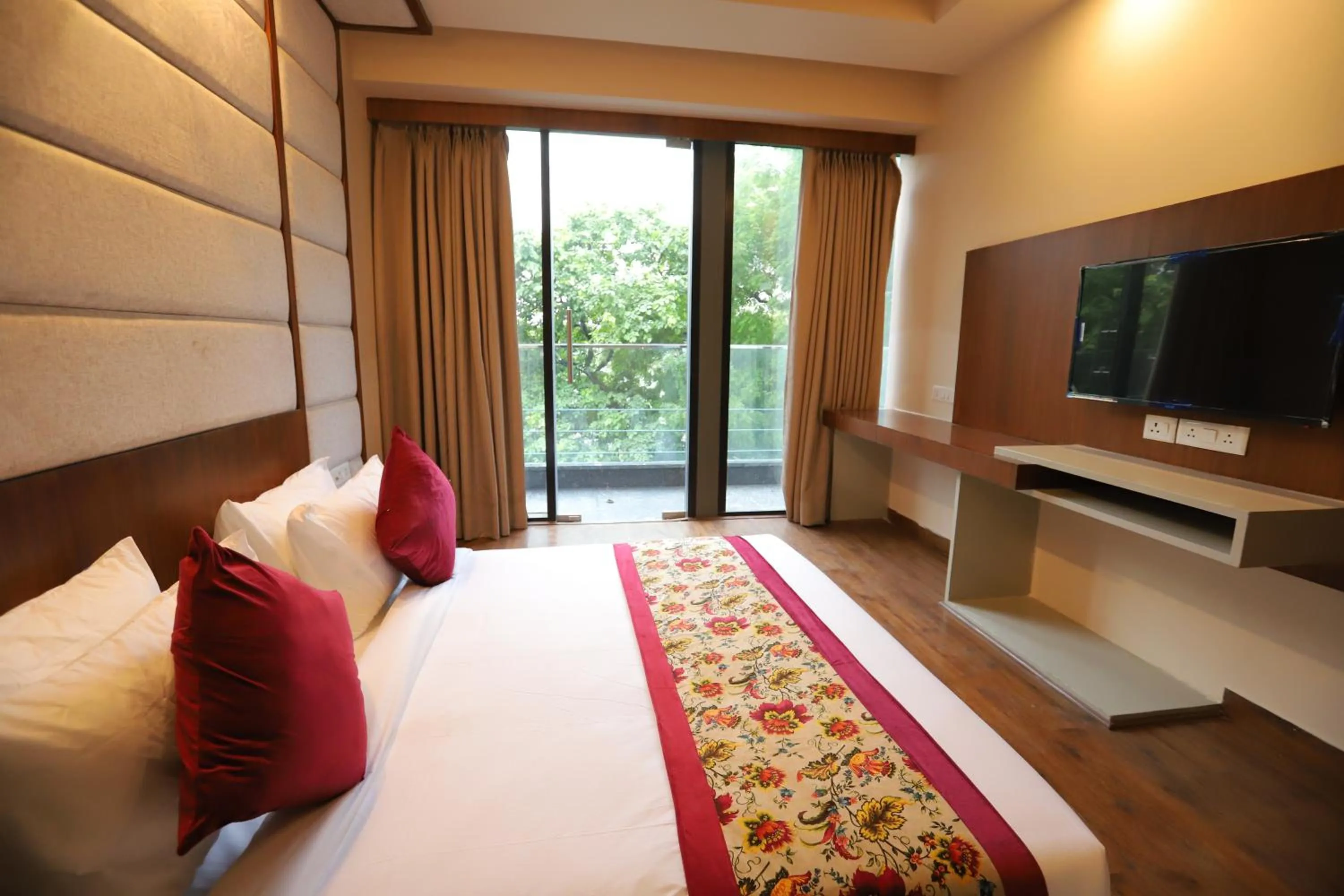 Communal lounge/ TV room, Bed in IP Royal Hotel - New Delhi
