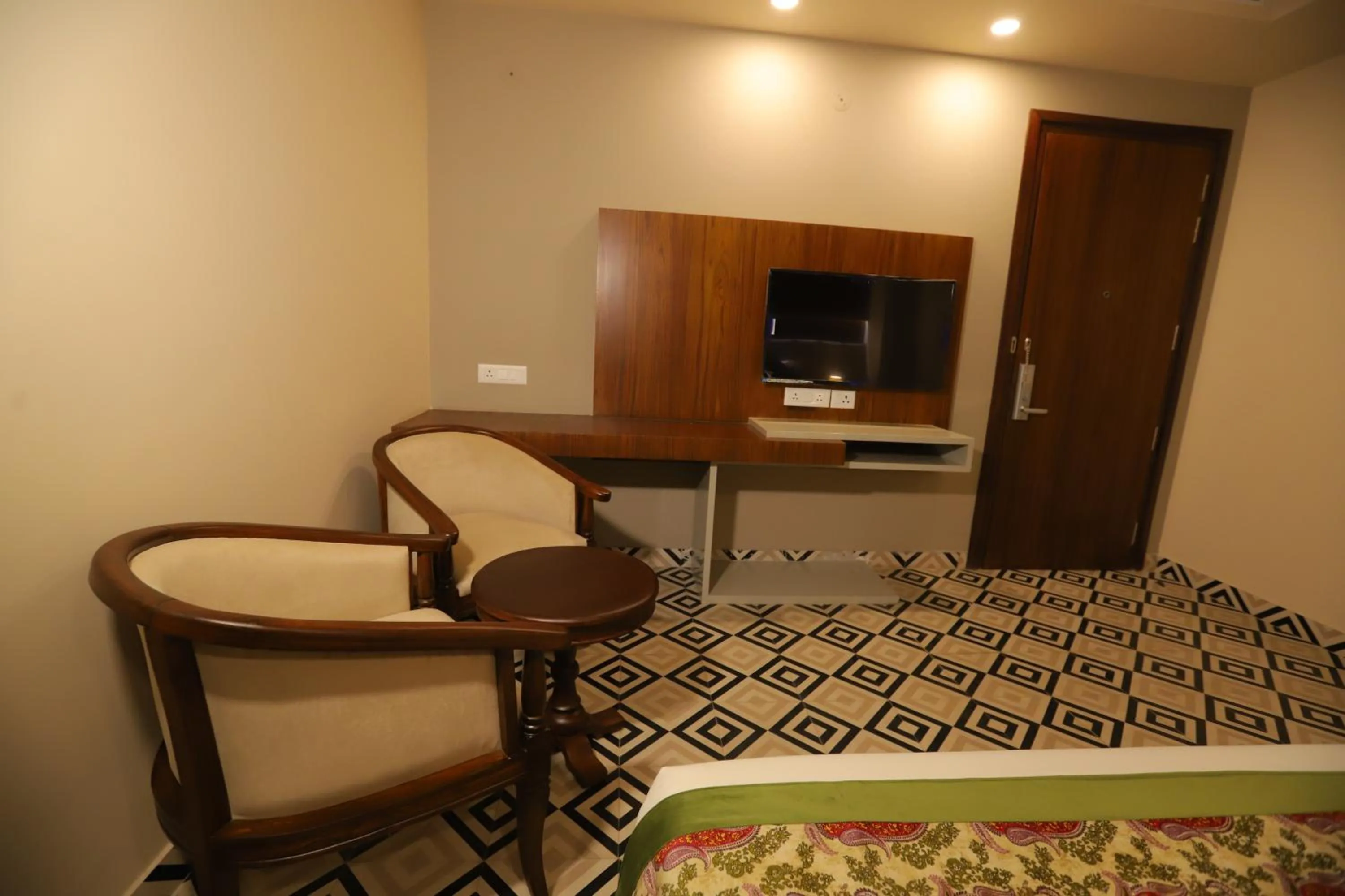 Communal lounge/ TV room, Bed in IP Royal Hotel - New Delhi