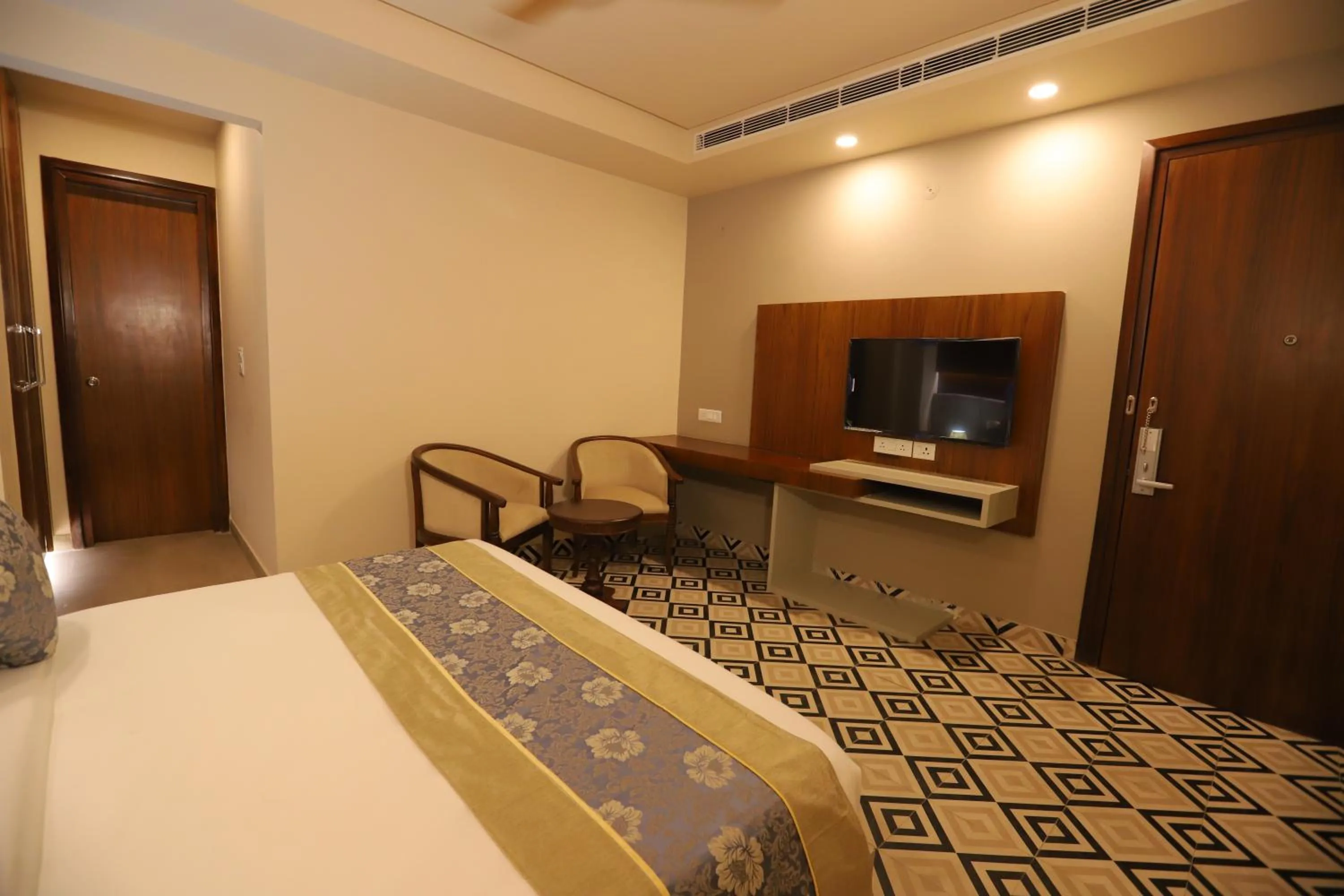Communal lounge/ TV room, Bed in IP Royal Hotel - New Delhi
