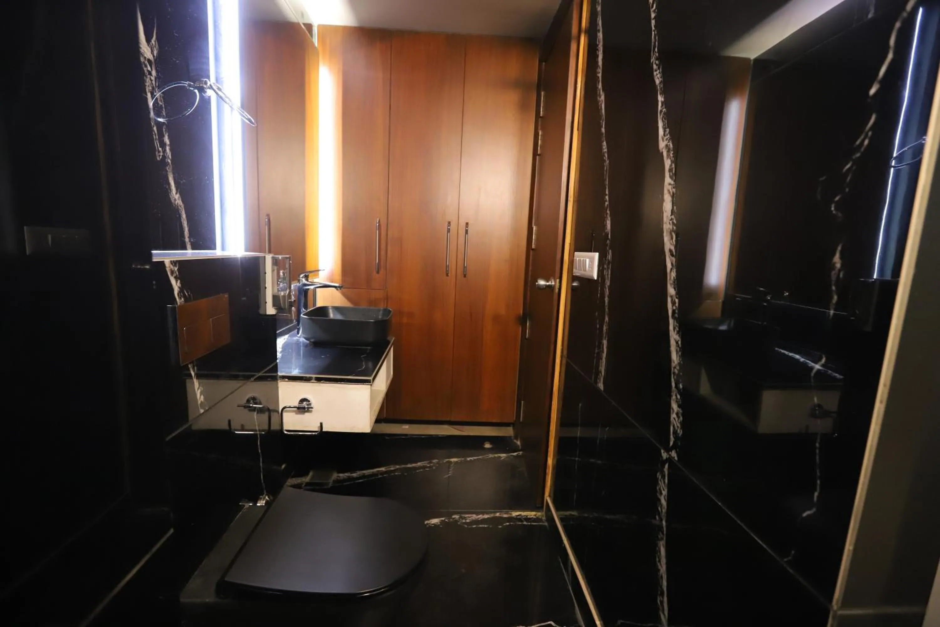 Communal lounge/ TV room in IP Royal Hotel - New Delhi