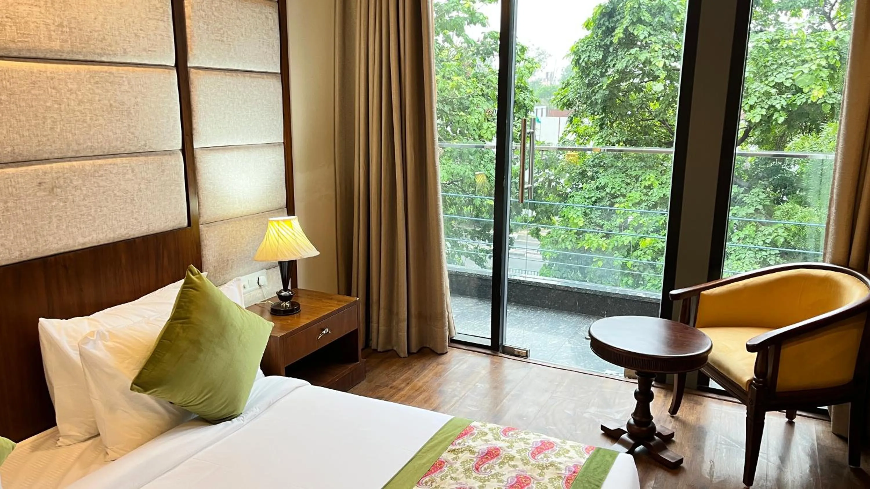 Living room, Bed in IP Royal Hotel - New Delhi