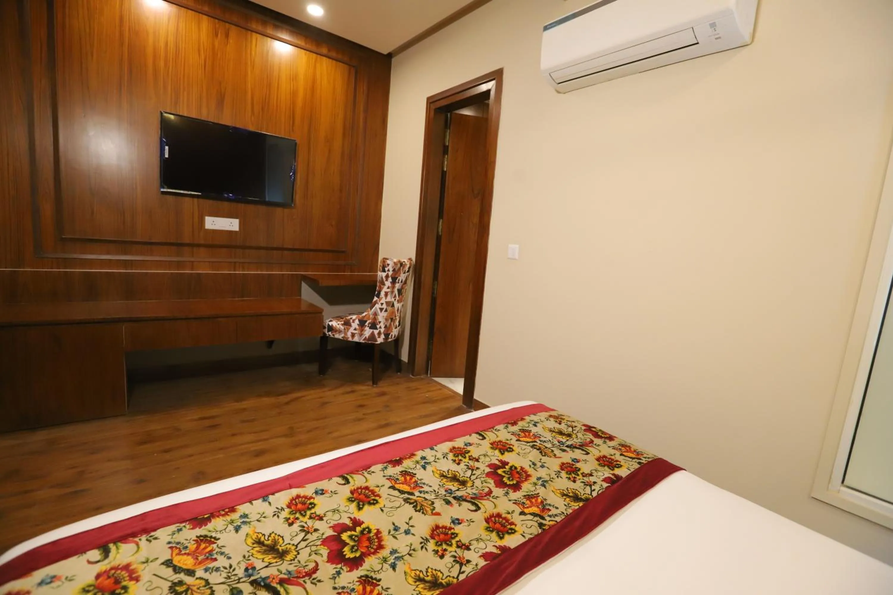 Communal lounge/ TV room, Bed in IP Royal Hotel - New Delhi