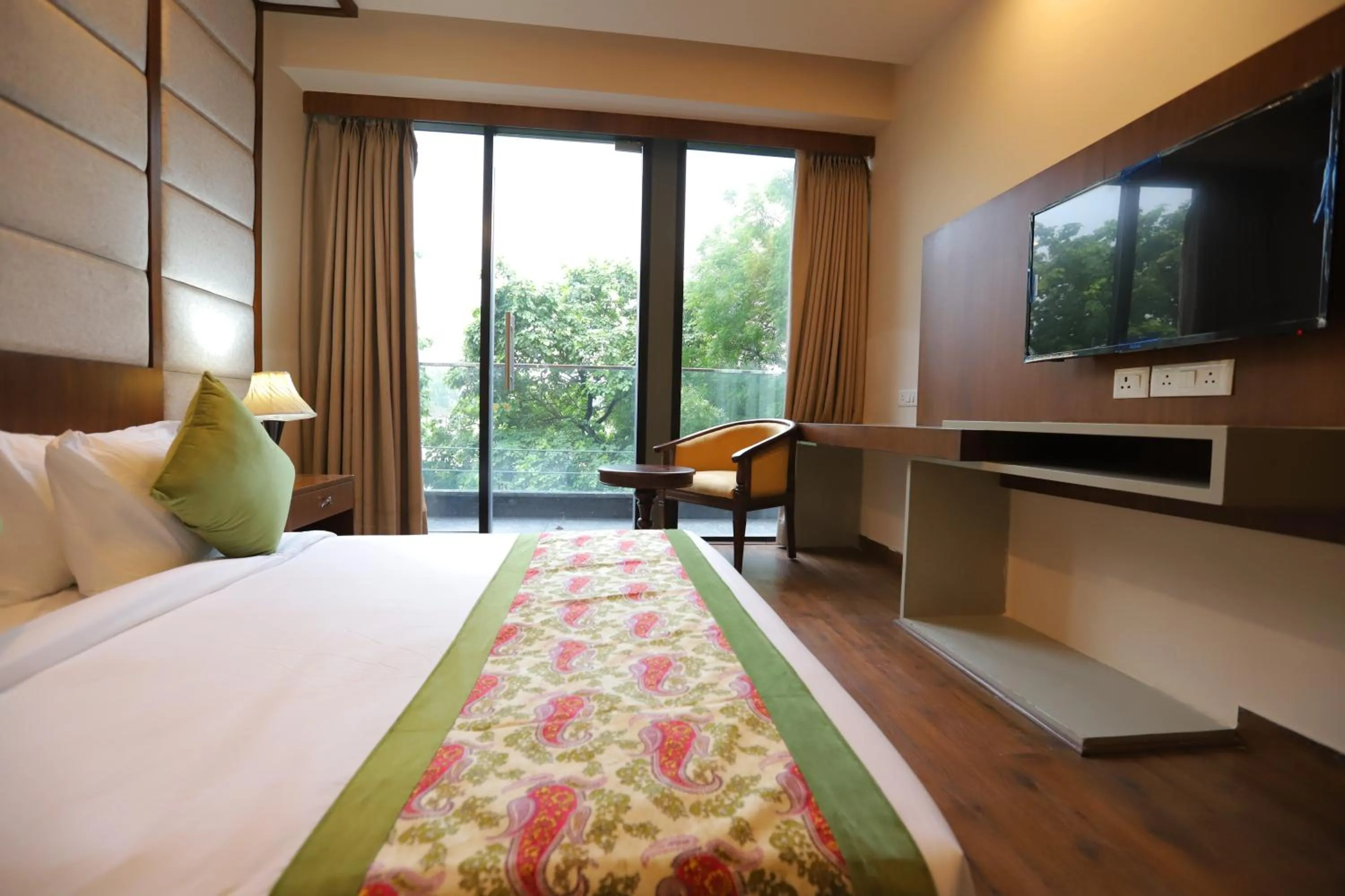 Communal lounge/ TV room, Bed in IP Royal Hotel - New Delhi