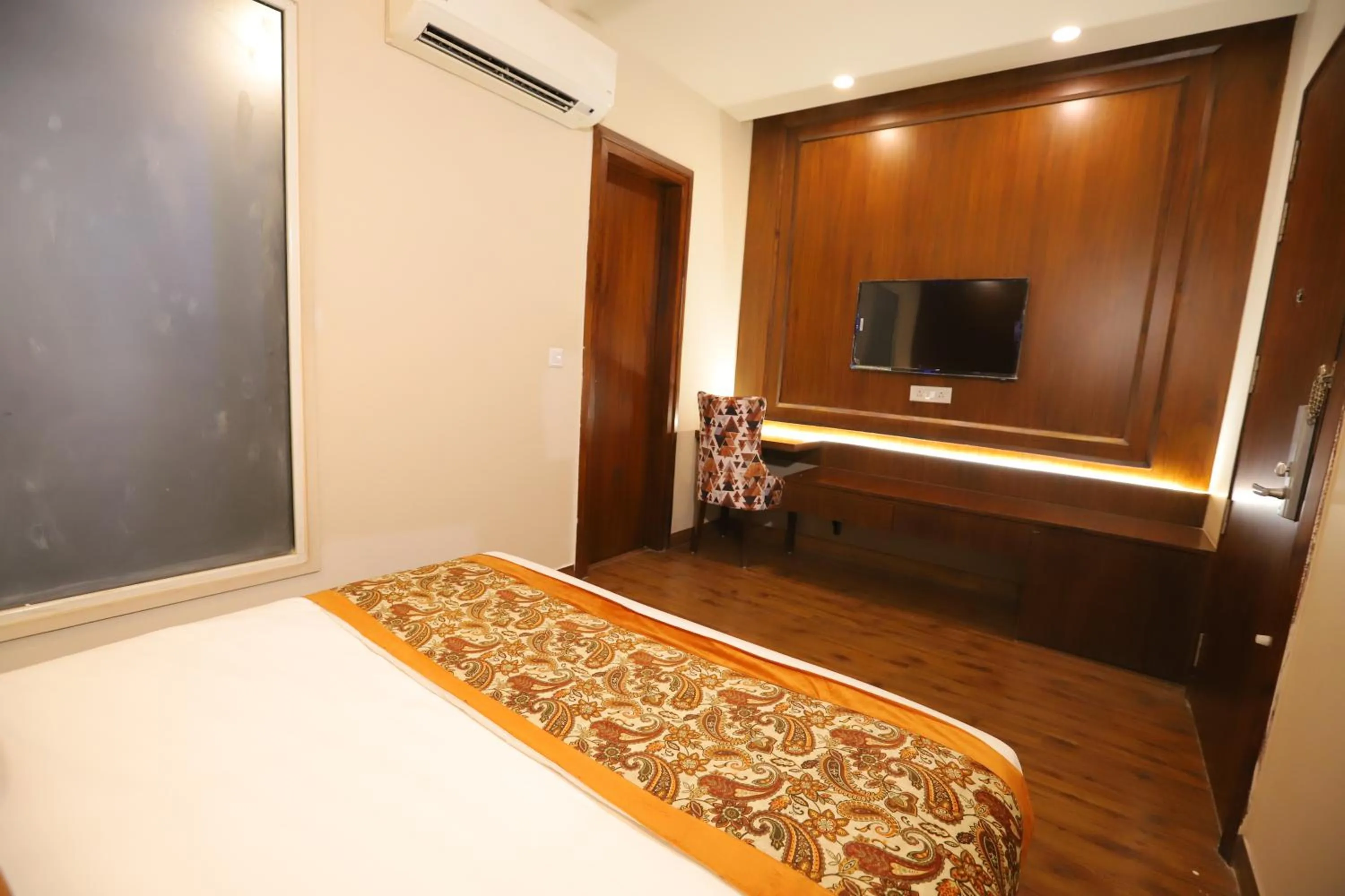 Communal lounge/ TV room, Bed in IP Royal Hotel - New Delhi