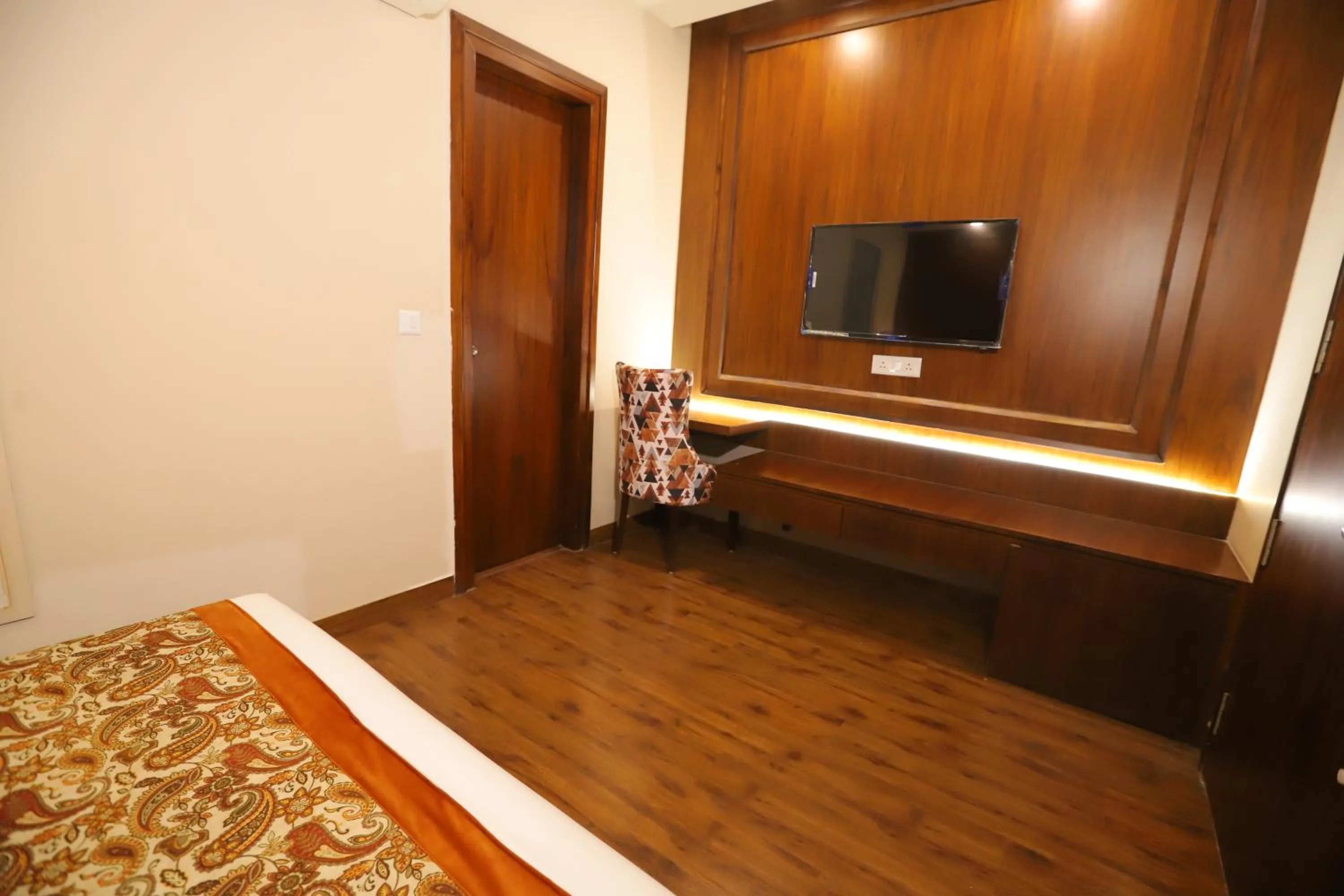 Communal lounge/ TV room, Bed in IP Royal Hotel - New Delhi
