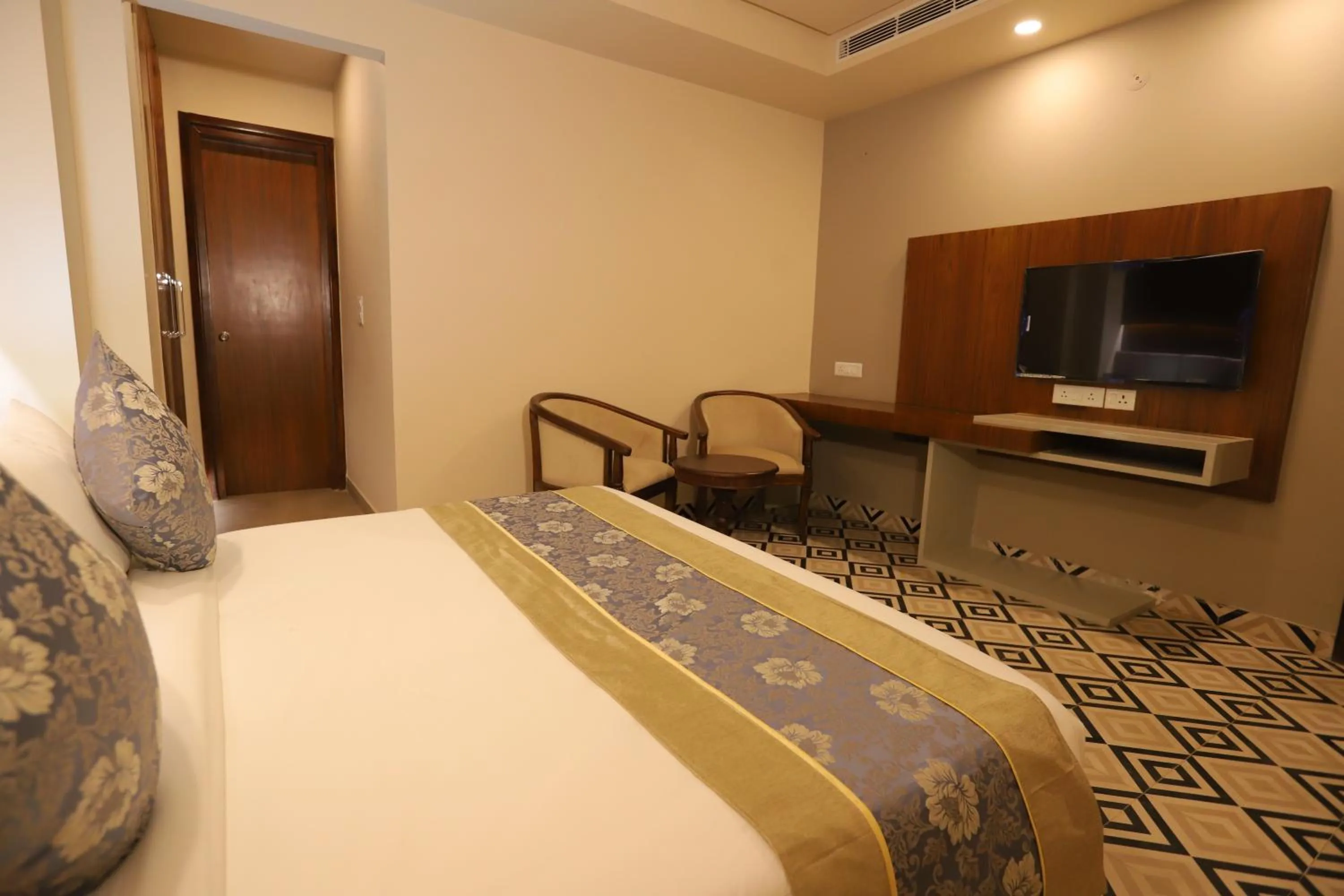 Communal lounge/ TV room, Bed in IP Royal Hotel - New Delhi