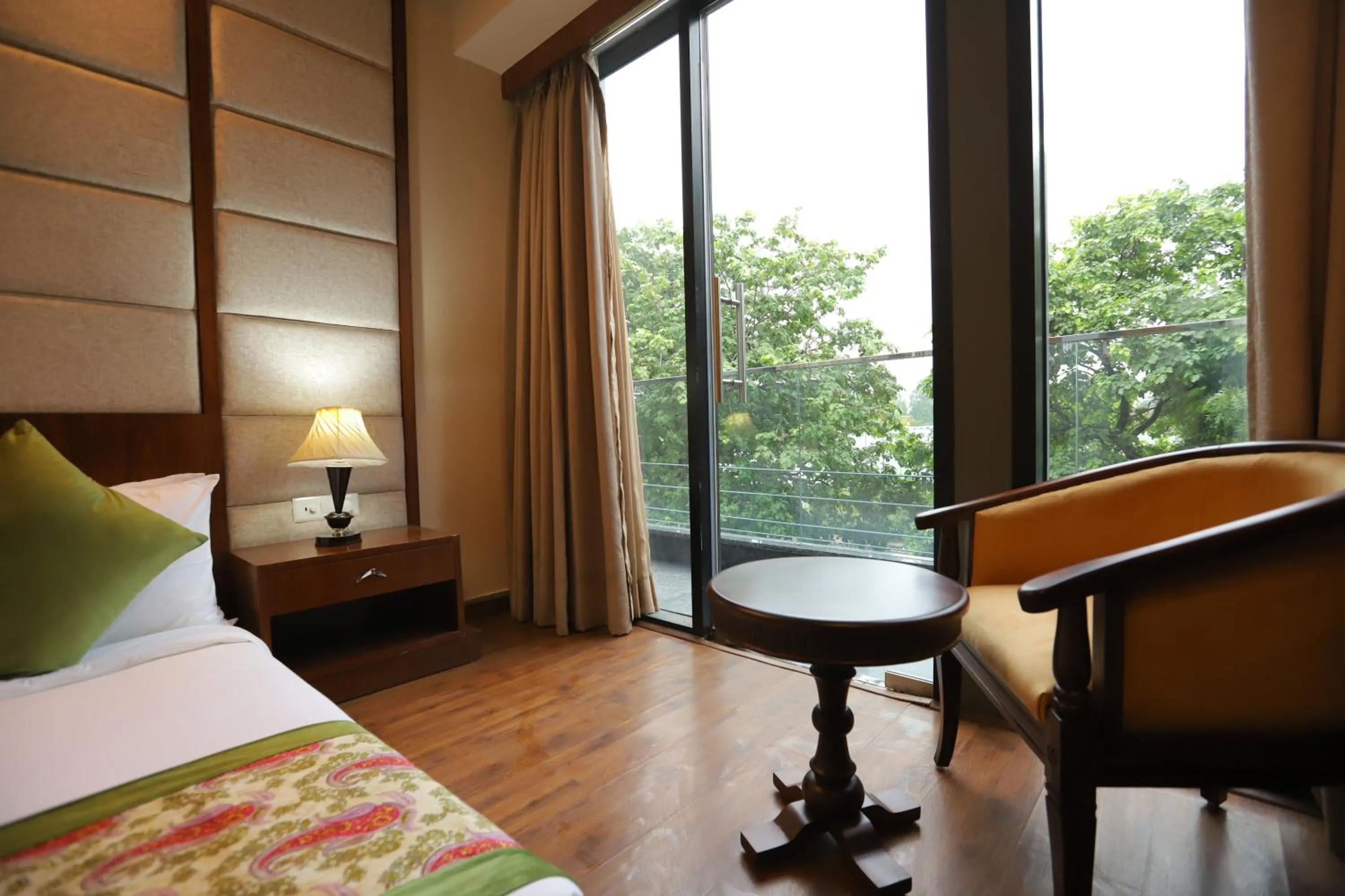 Living room, Bed in IP Royal Hotel - New Delhi