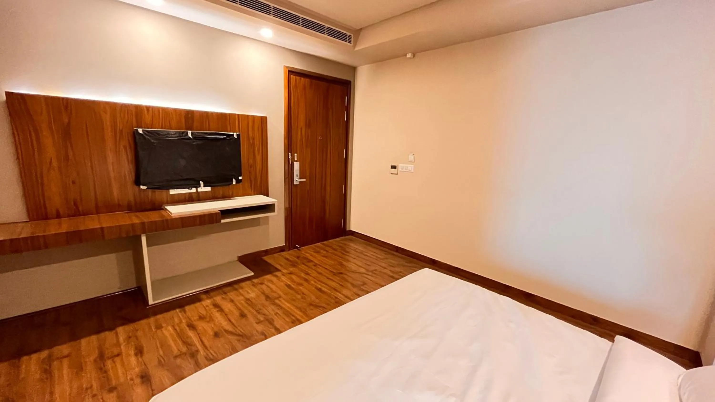 Communal lounge/ TV room, Bed in IP Royal Hotel - New Delhi