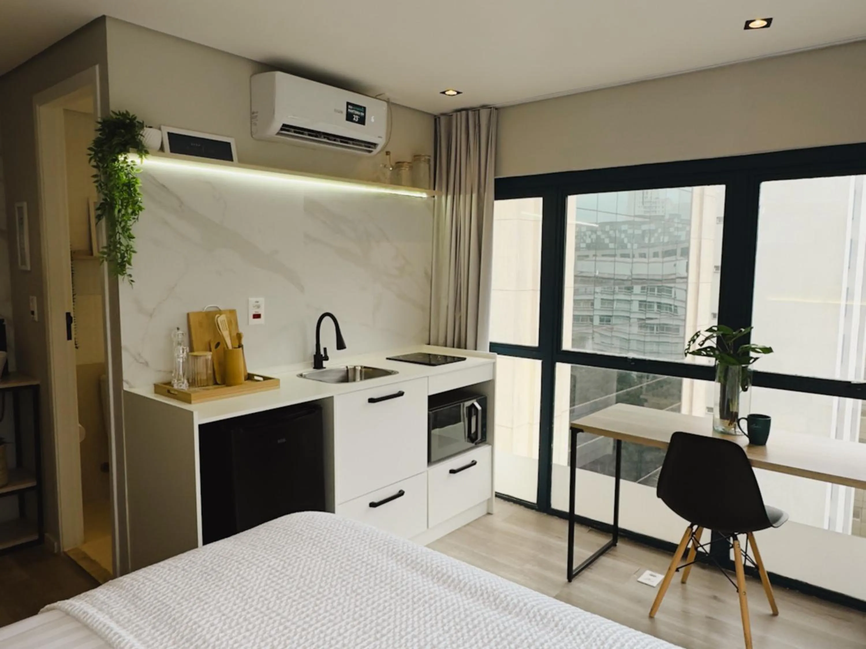 Kitchen or kitchenette, Bed in Apê Paulista Bela Cintra