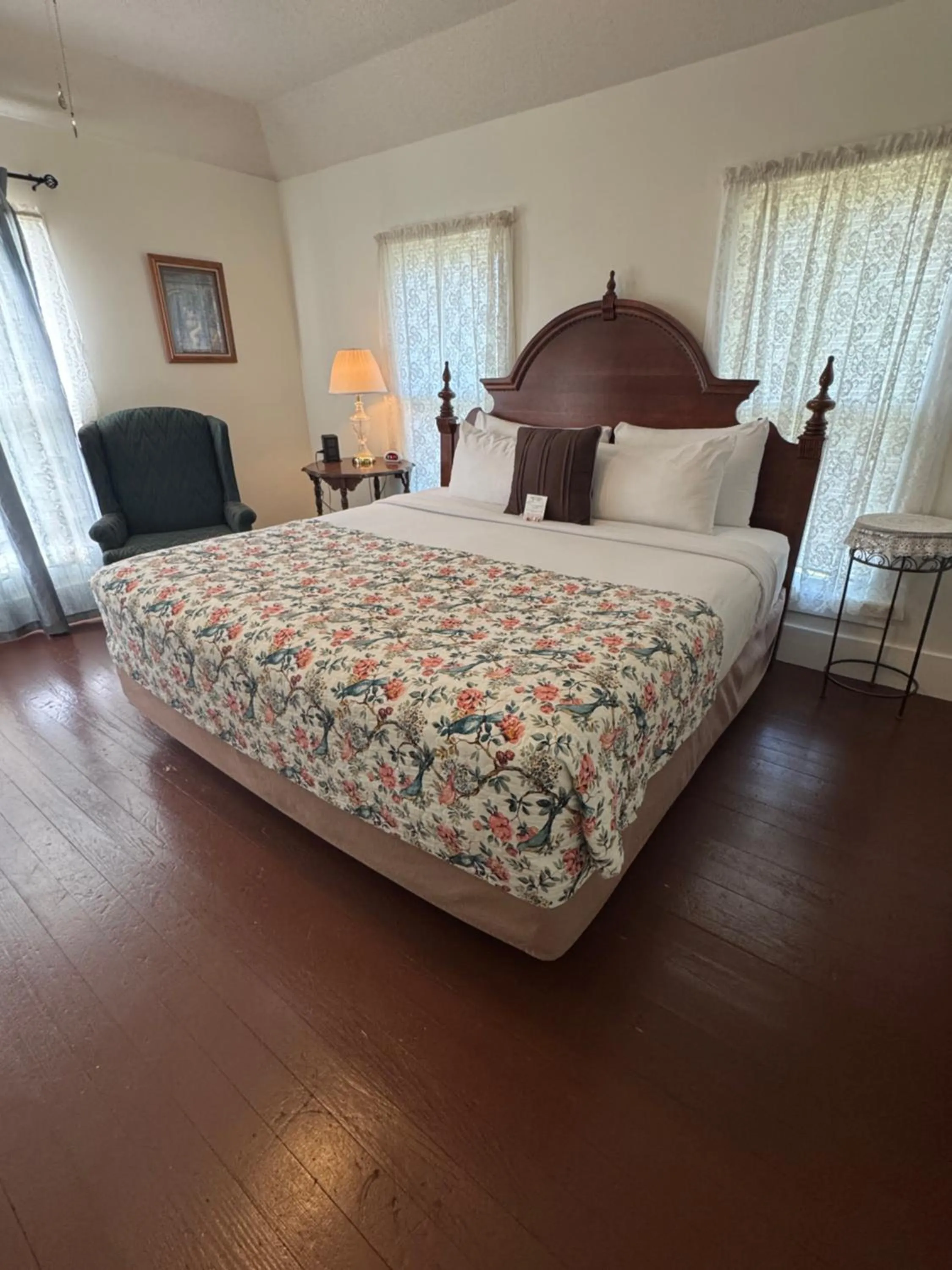 Bed in Ozark Country Inn