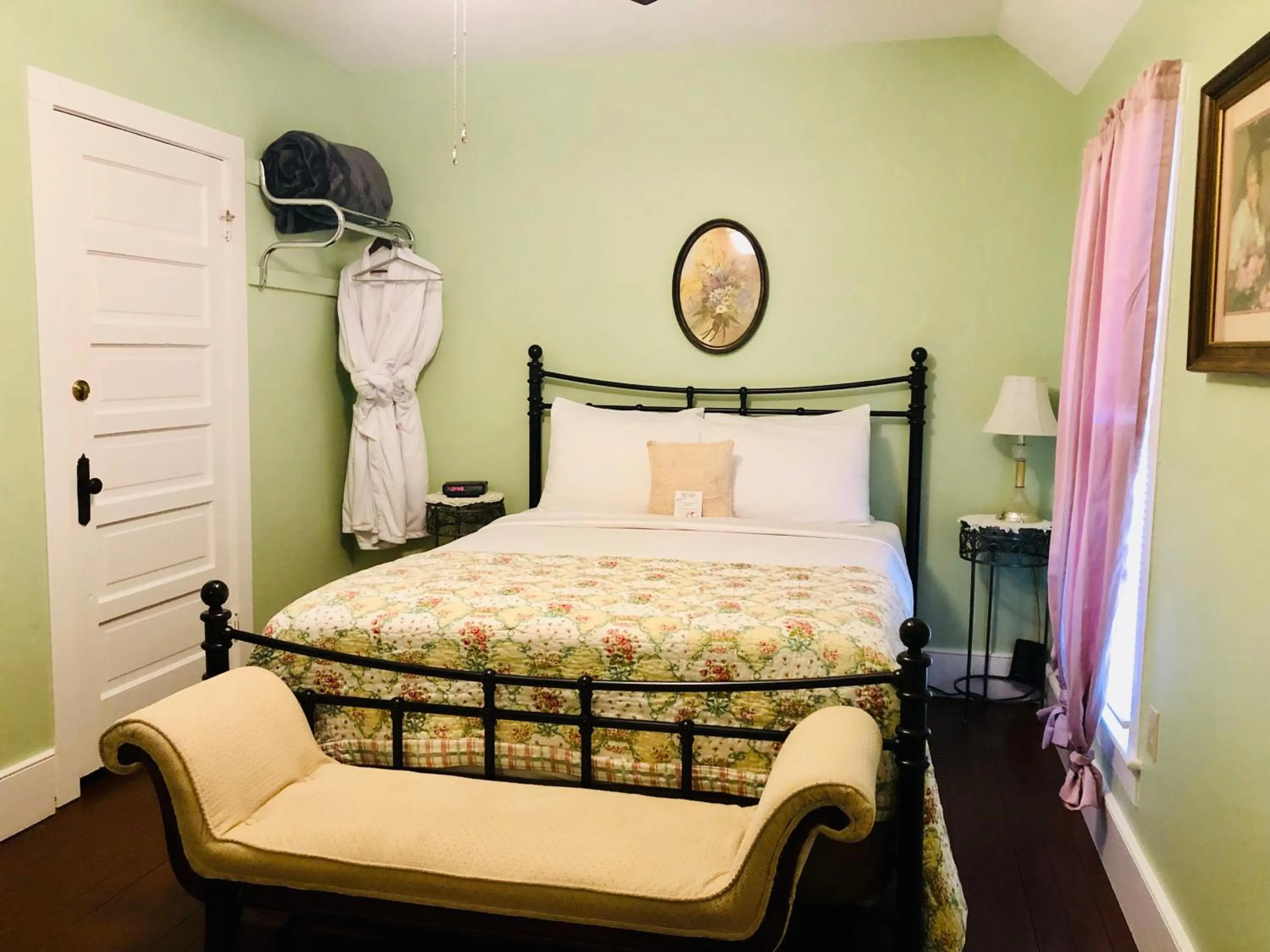 Bed in Ozark Country Inn