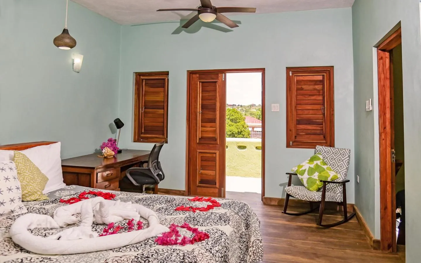 Bedroom in Jakes Hotel