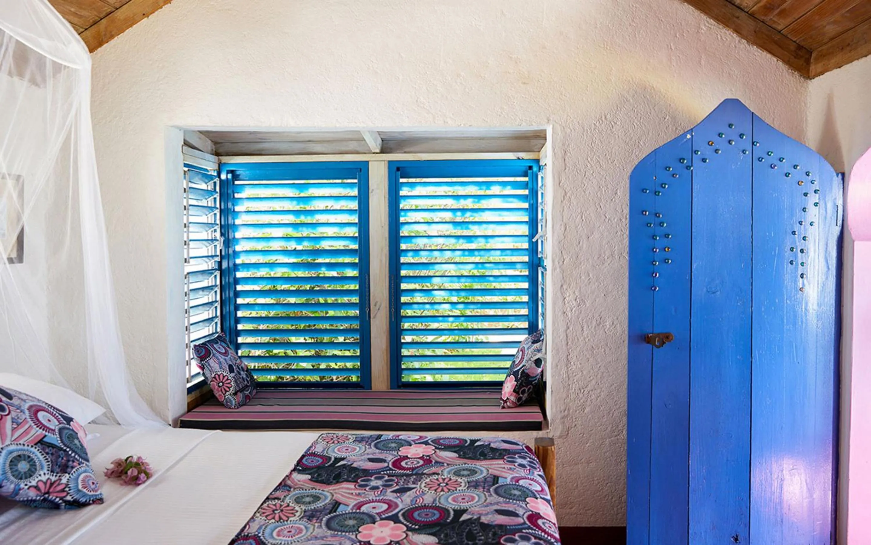 Bedroom in Jakes Hotel