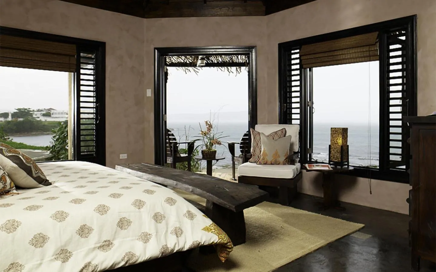 Bedroom in Jakes Hotel