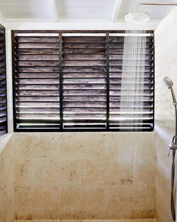 Shower in Jakes Hotel