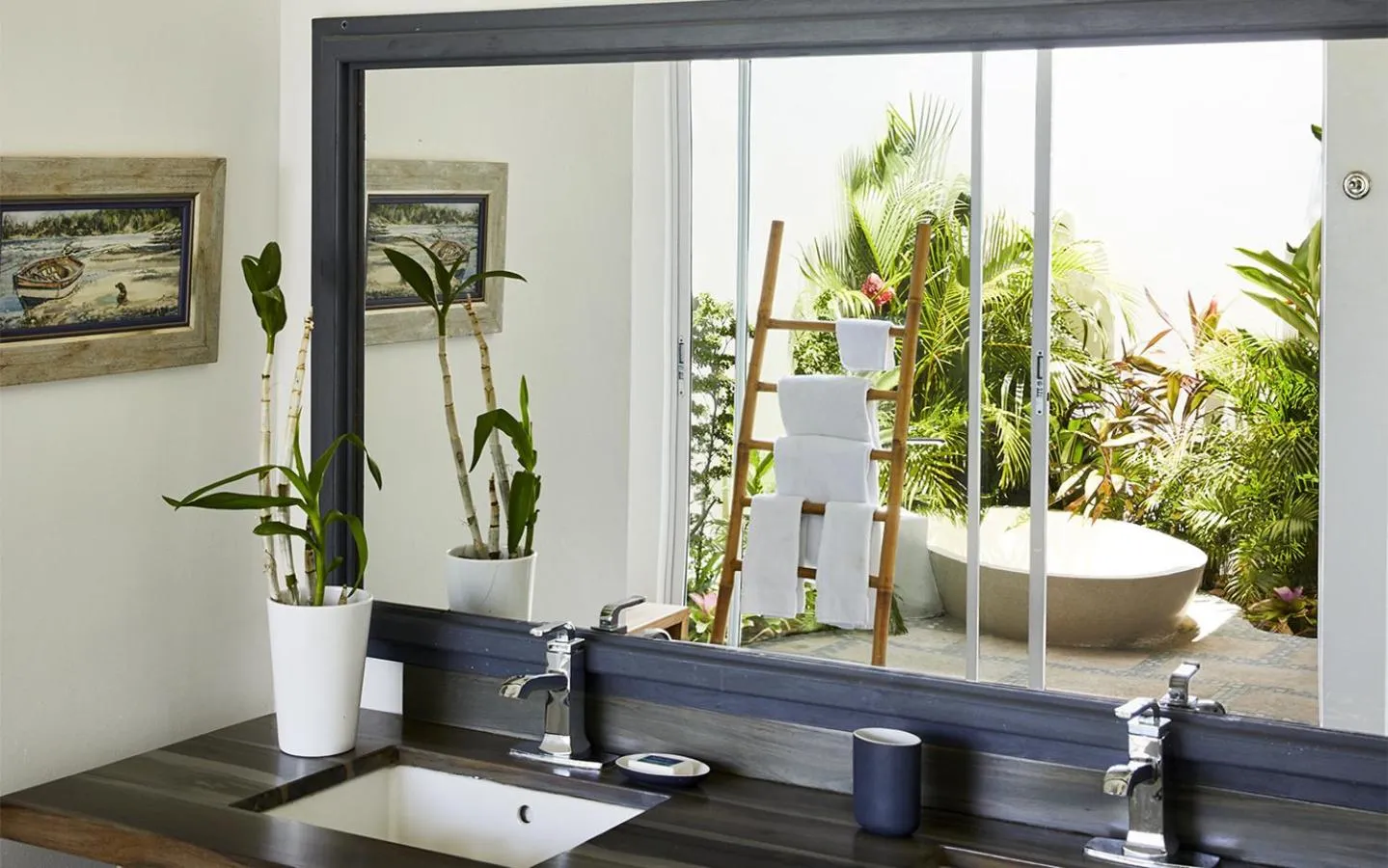 Bathroom in Jakes Hotel