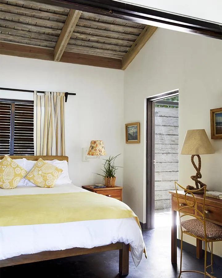 Bedroom in Jakes Hotel