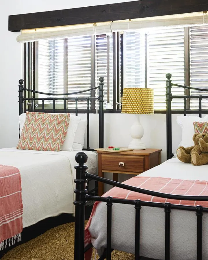 Bedroom in Jakes Hotel